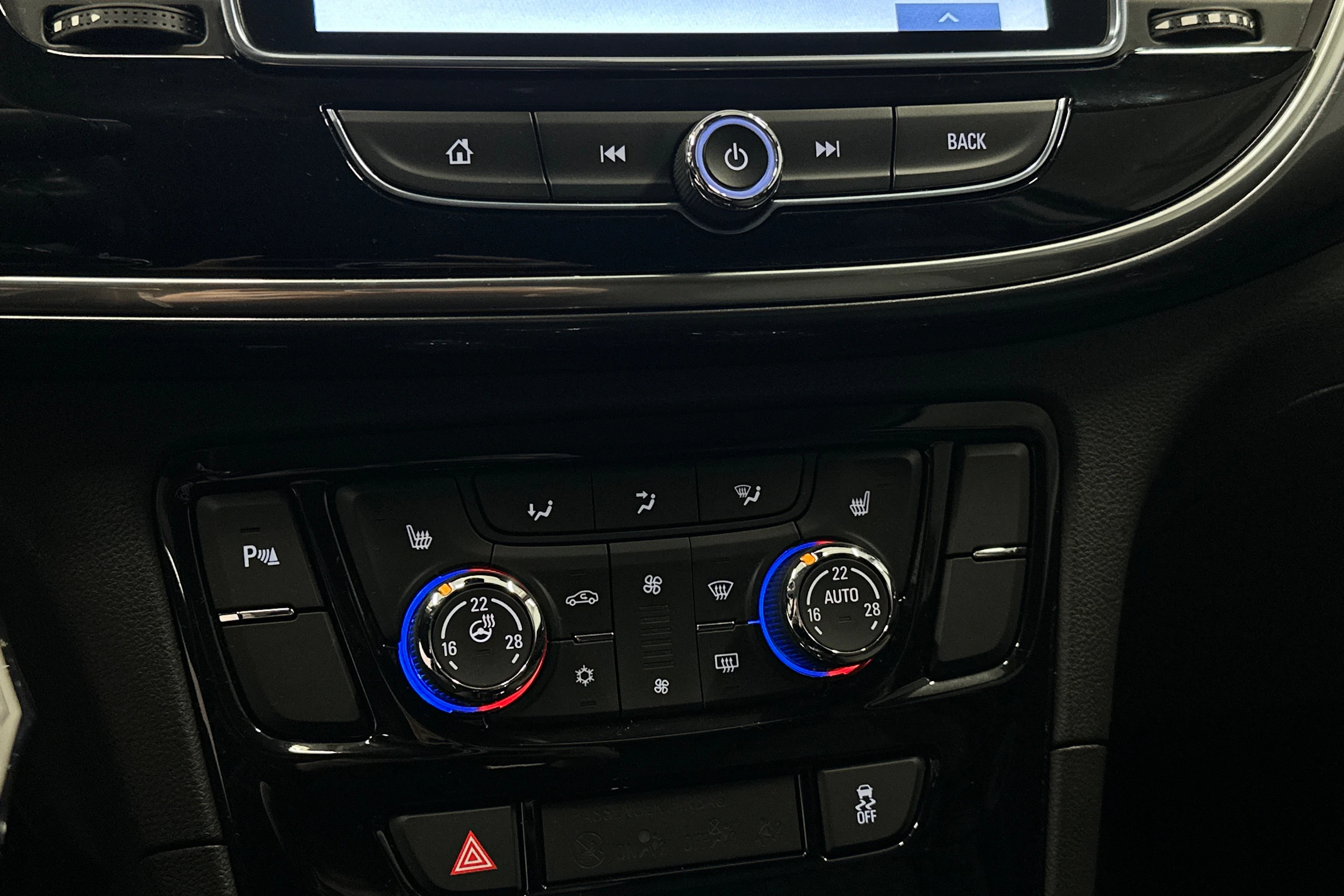 valkoinen Opel Mokka 2019 kuva 24.