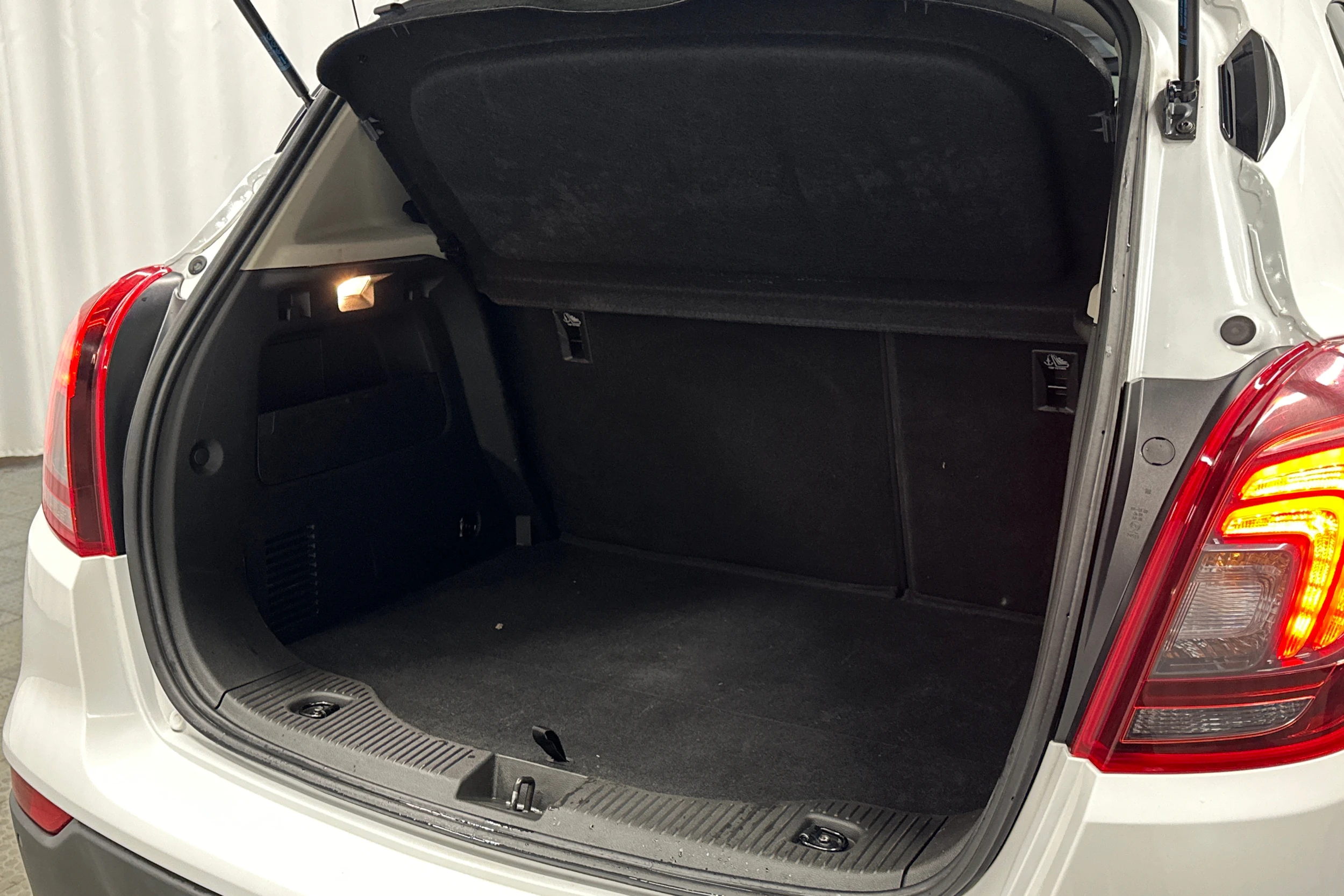 valkoinen Opel Mokka 2019 kuva 27.