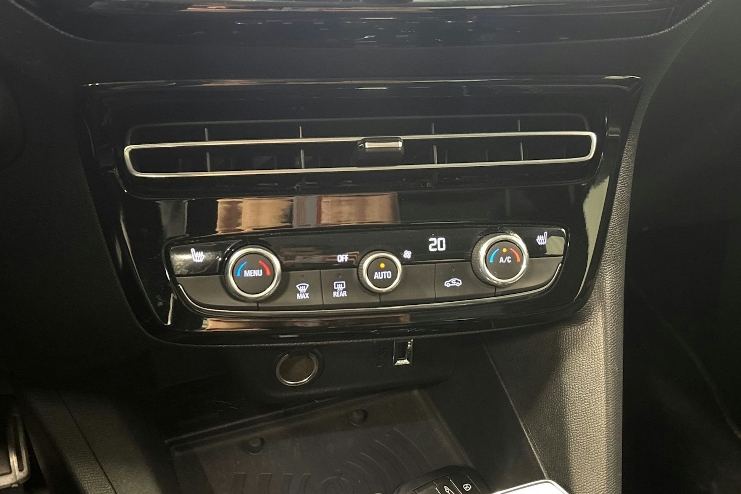 vihreä Opel Mokka 2021 kuva 27.