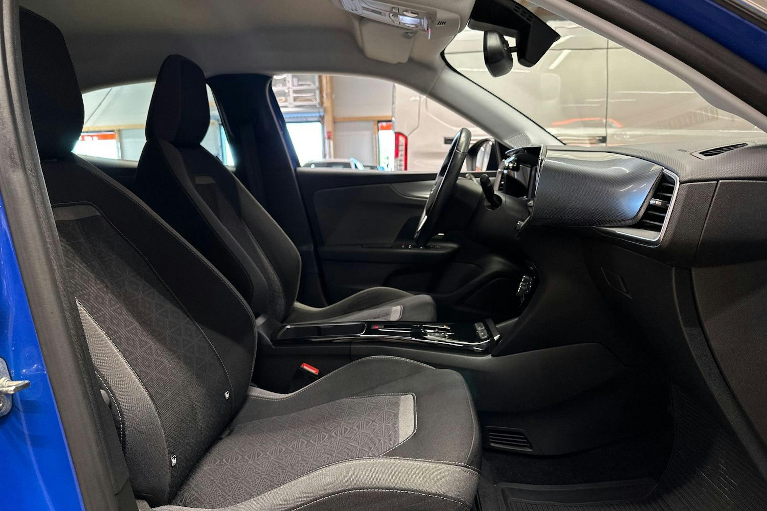 sininen Opel Mokka 2022 kuva 14.
