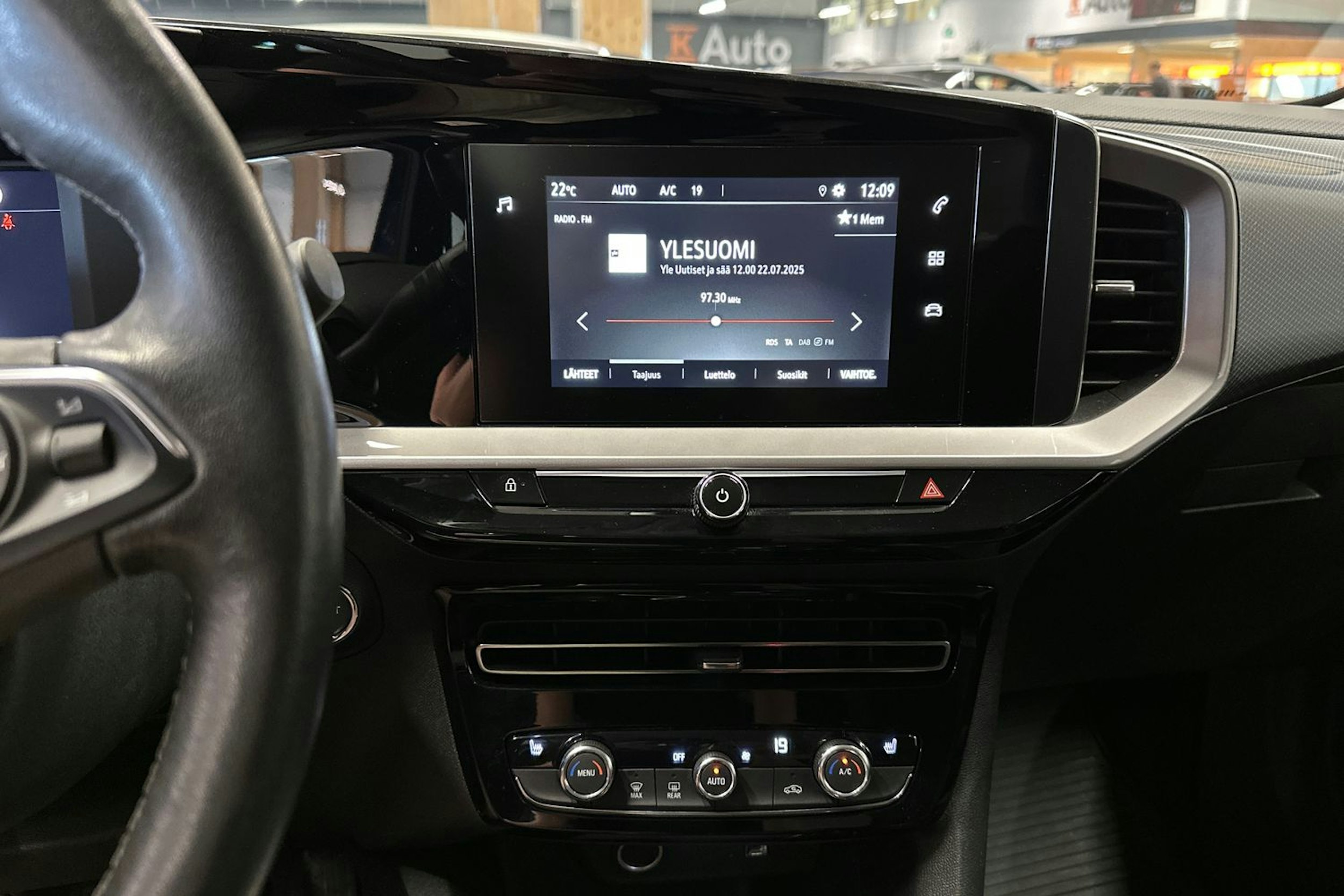sininen Opel Mokka 2022 kuva 21.