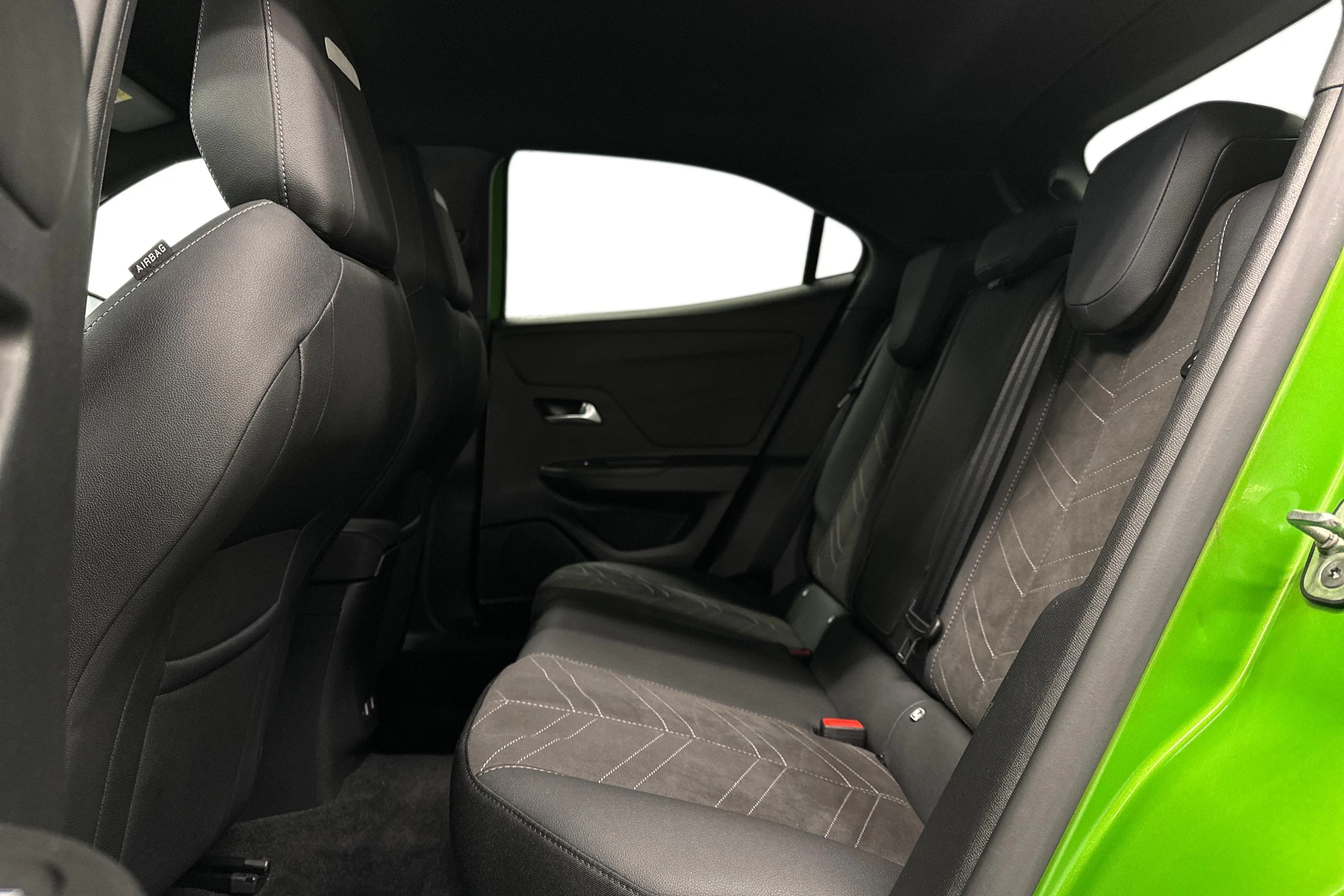 vihreä Opel Mokka 2023 kuva 11.