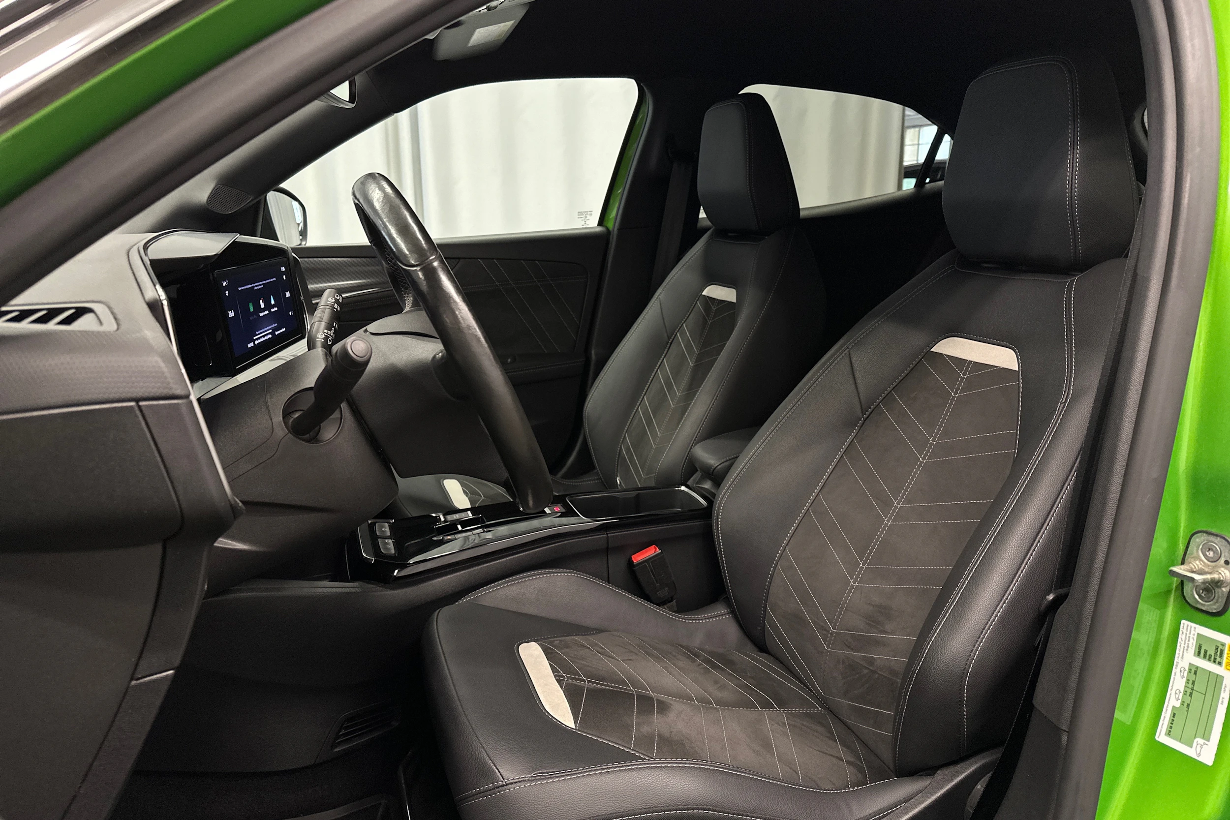 vihreä Opel Mokka 2023 kuva 16.