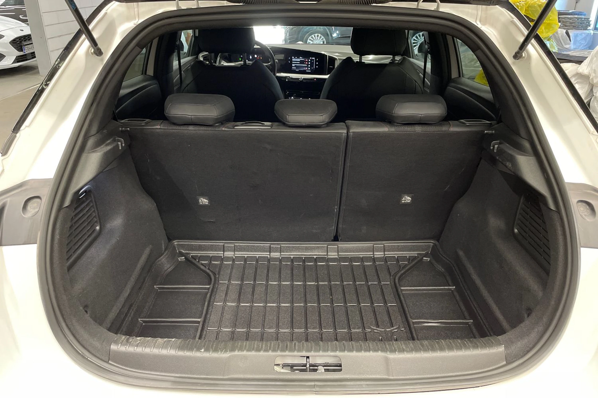 valkoinen Opel Mokka-e 2021 kuva 12.