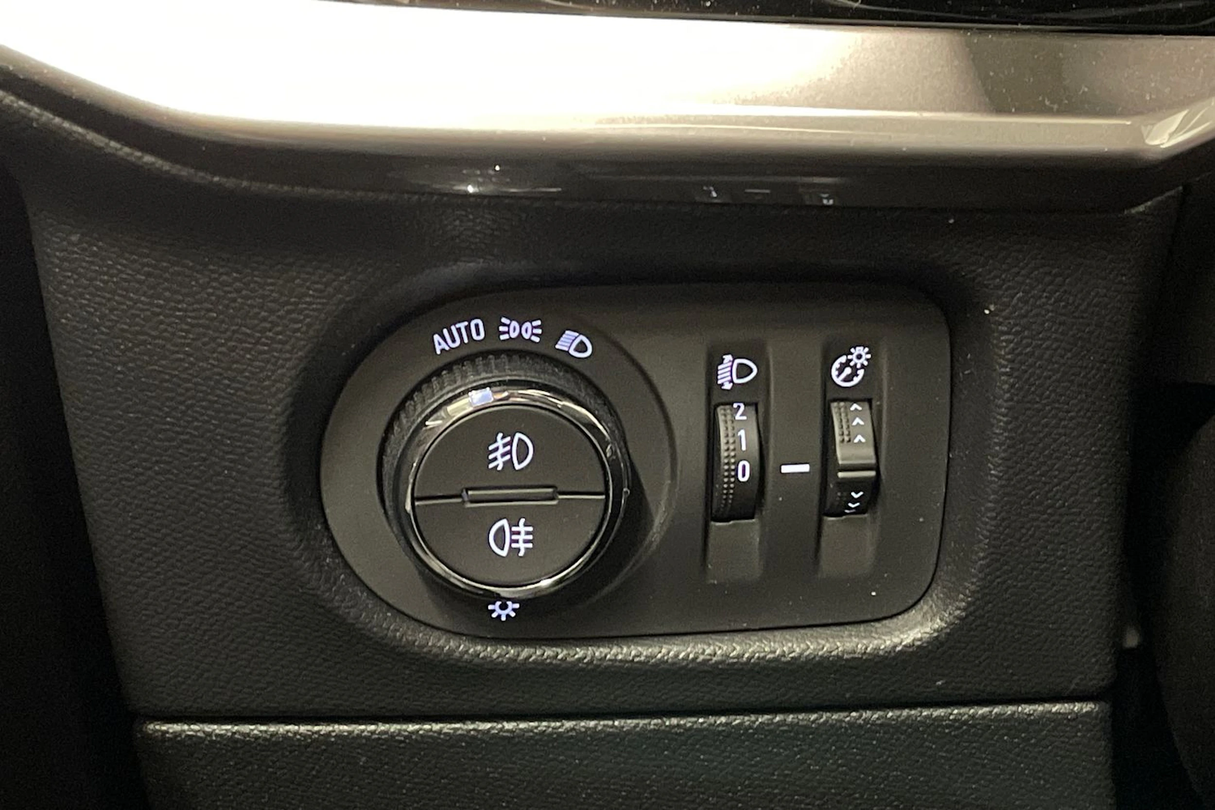 valkoinen Opel Mokka-e 2021 kuva 17.