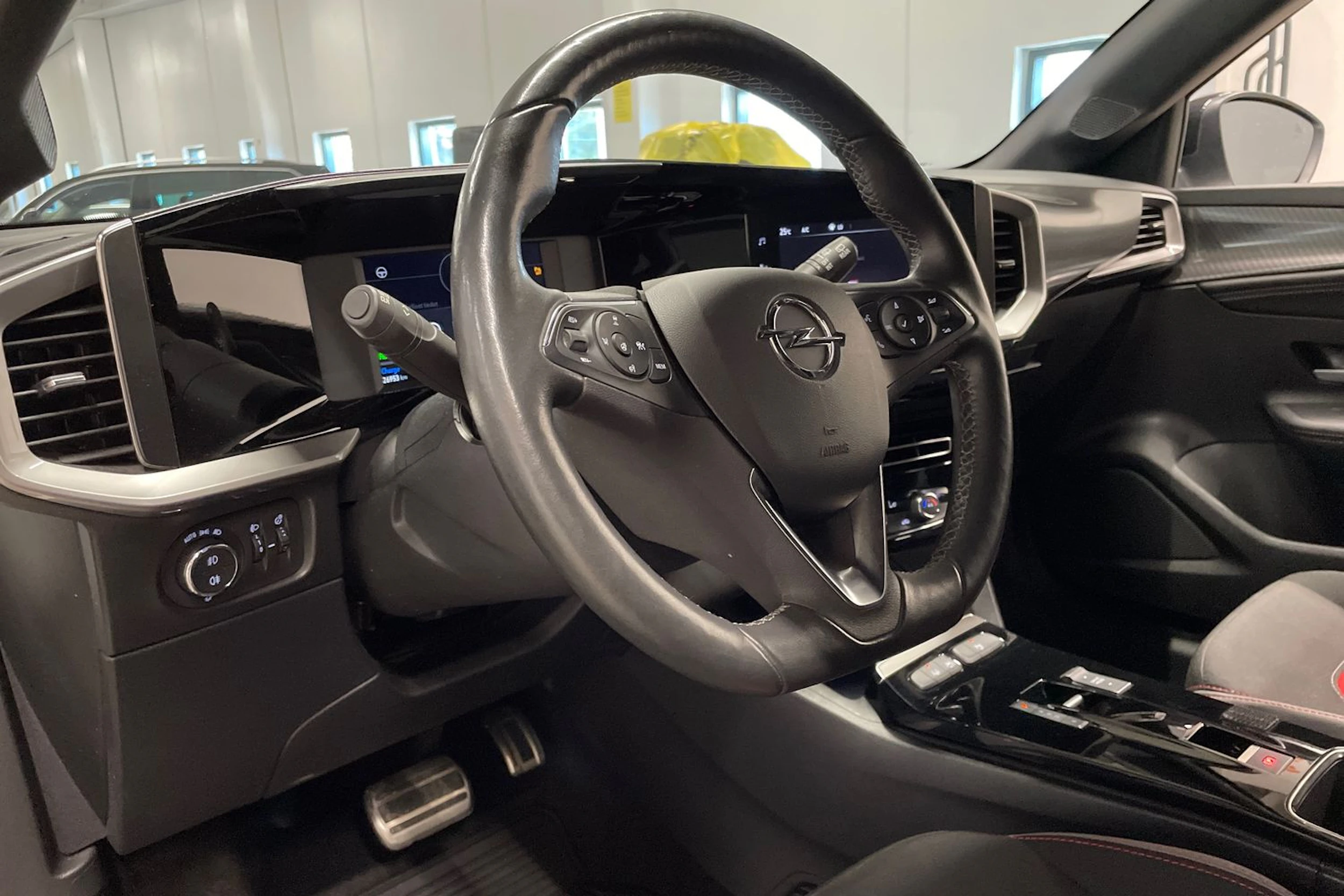 valkoinen Opel Mokka-e 2021 kuva 18.