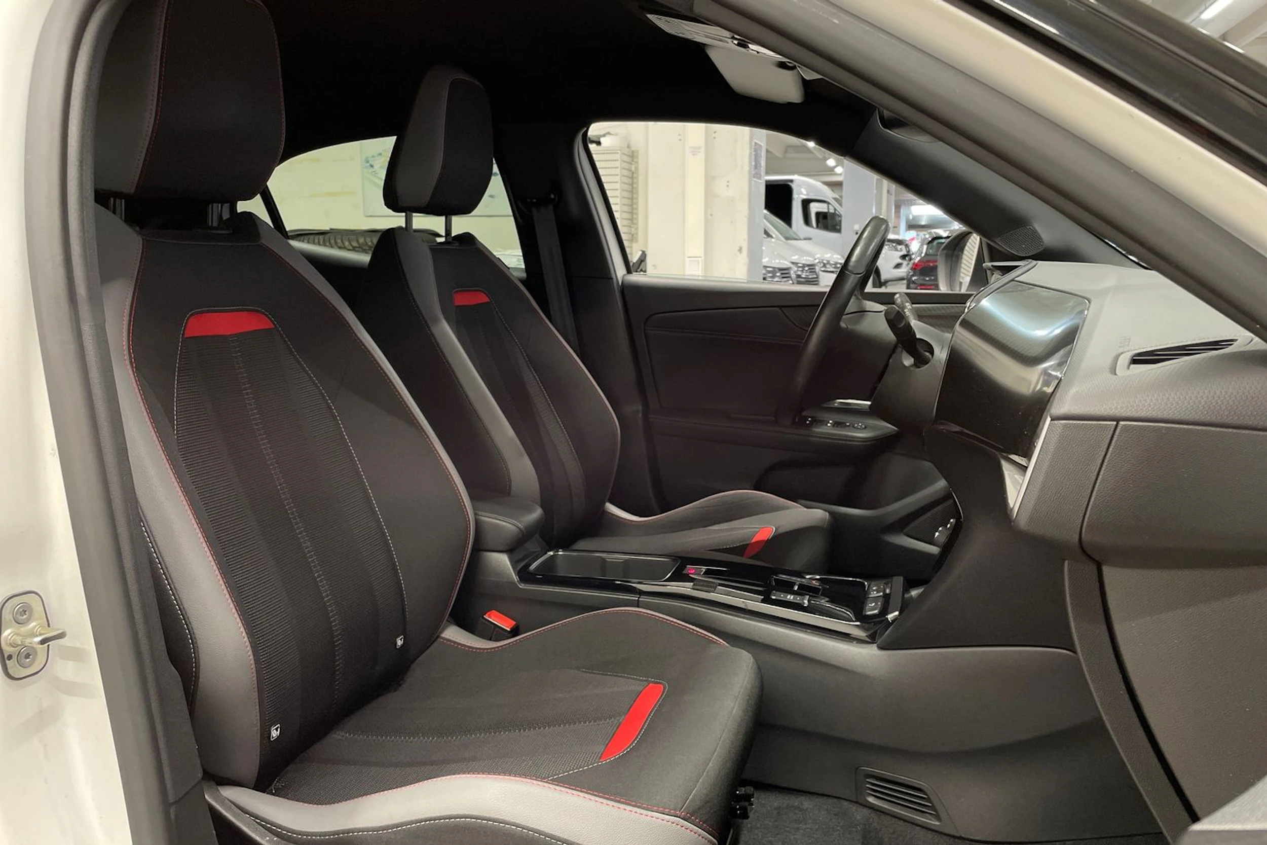 valkoinen Opel Mokka-e 2021 kuva 19.