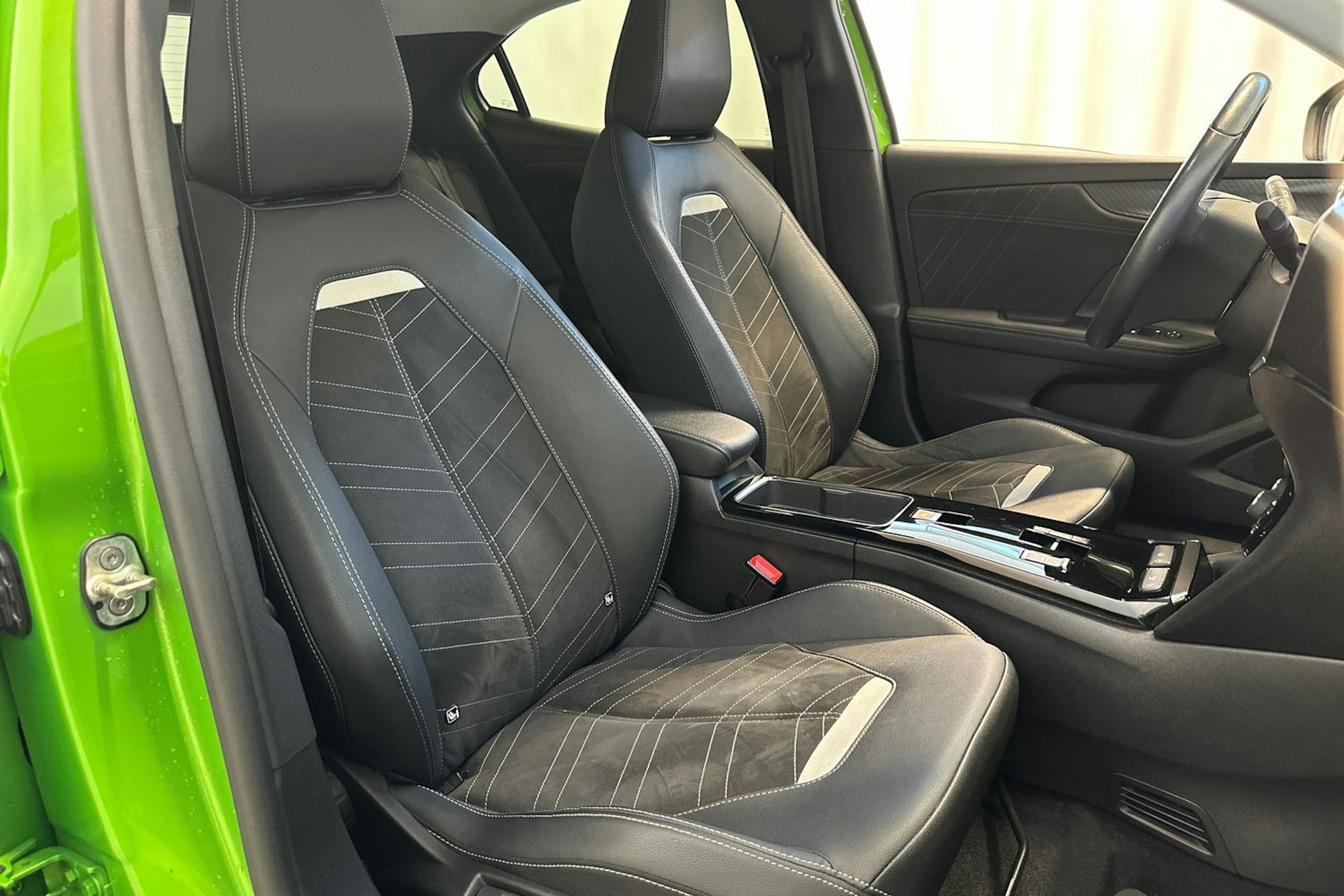 vihreä Opel Mokka-e 2021 kuva 16.