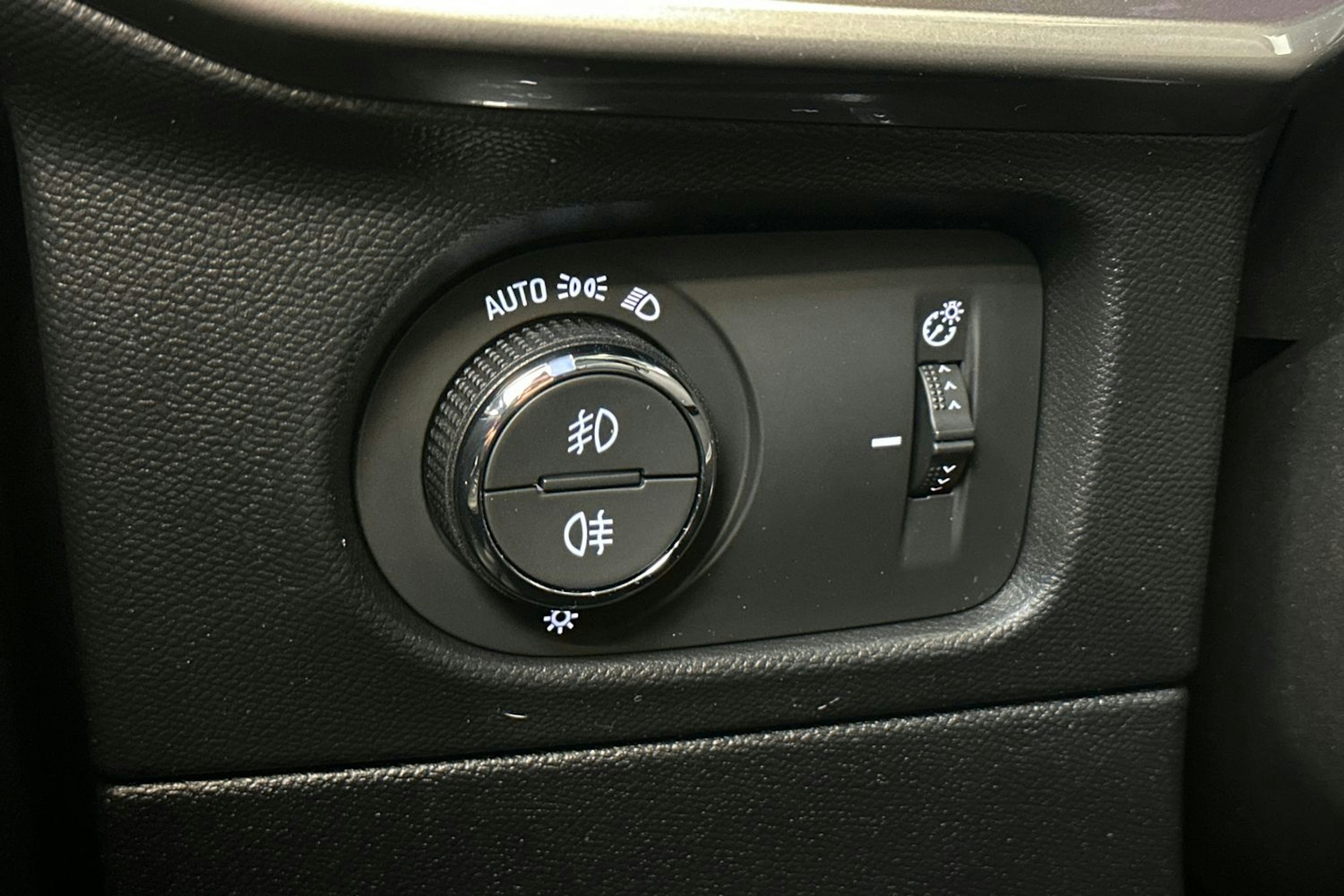 vihreä Opel Mokka-e 2021 kuva 35.