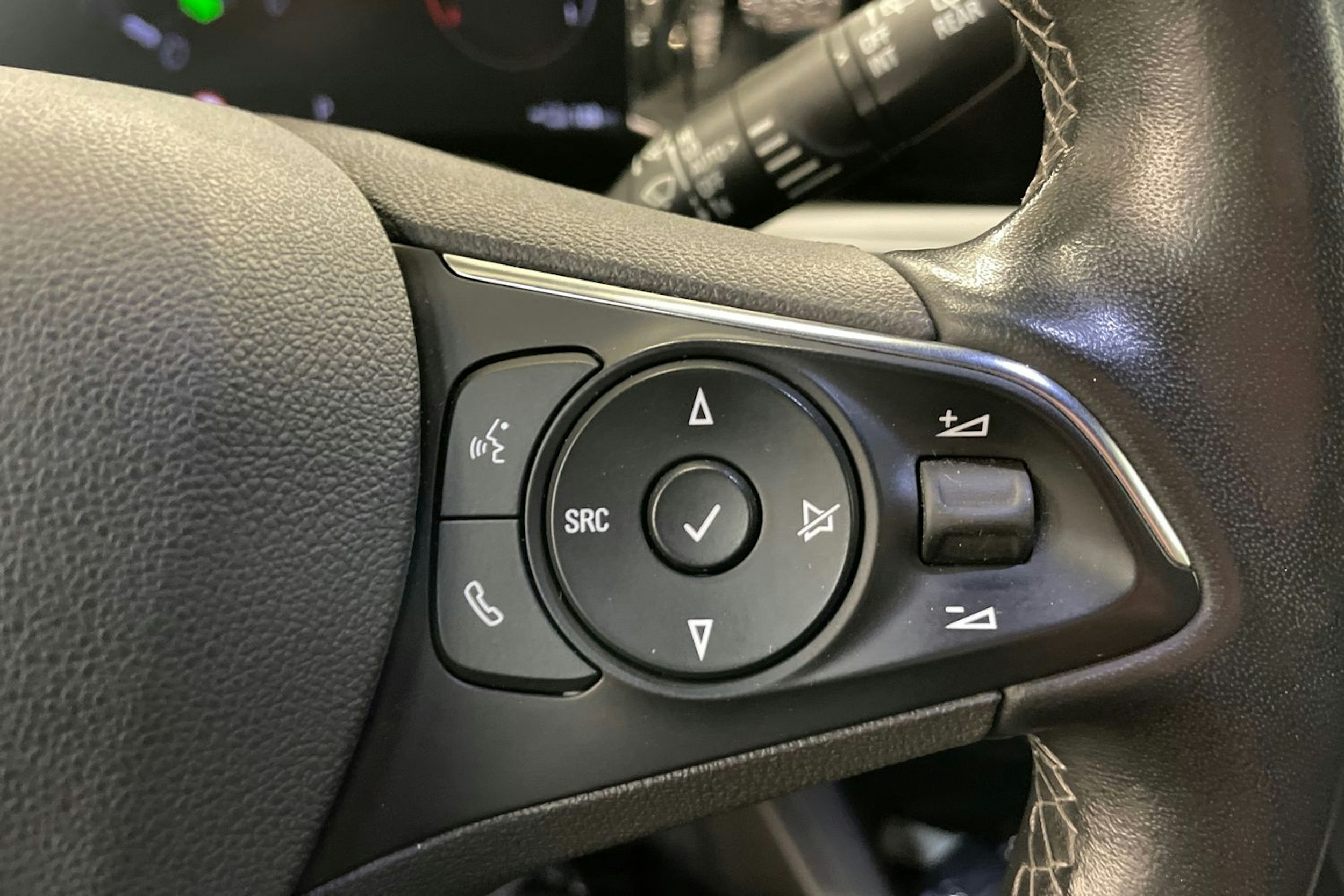 vihreä Opel Mokka-e 2022 kuva 13.