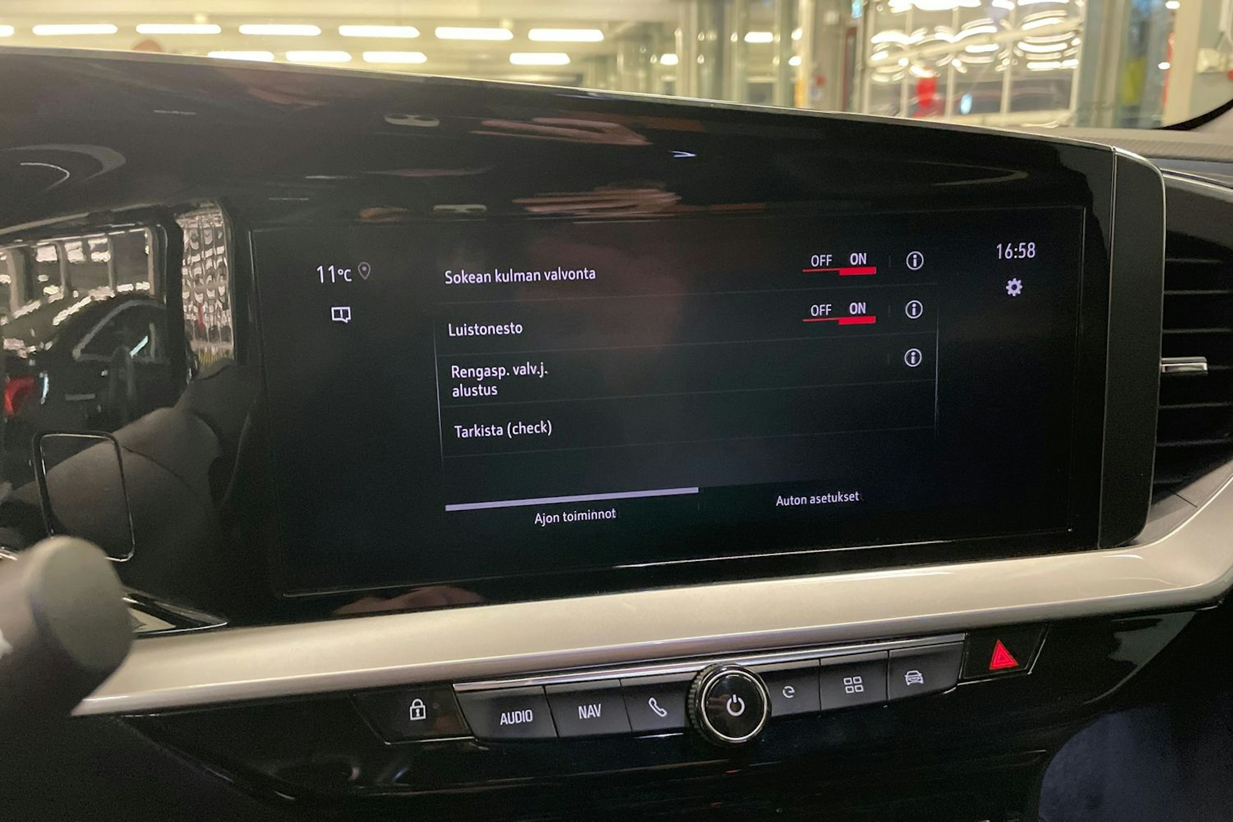 vihreä Opel Mokka-e 2022 kuva 14.