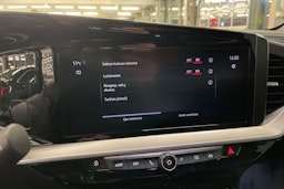 vihreä Opel Mokka-e 2022 kuva 14.