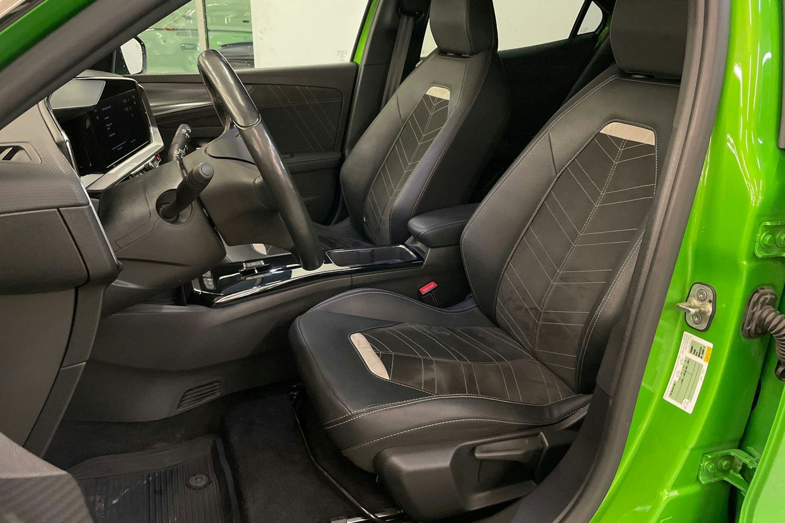 vihreä Opel Mokka-e 2022 kuva 16.