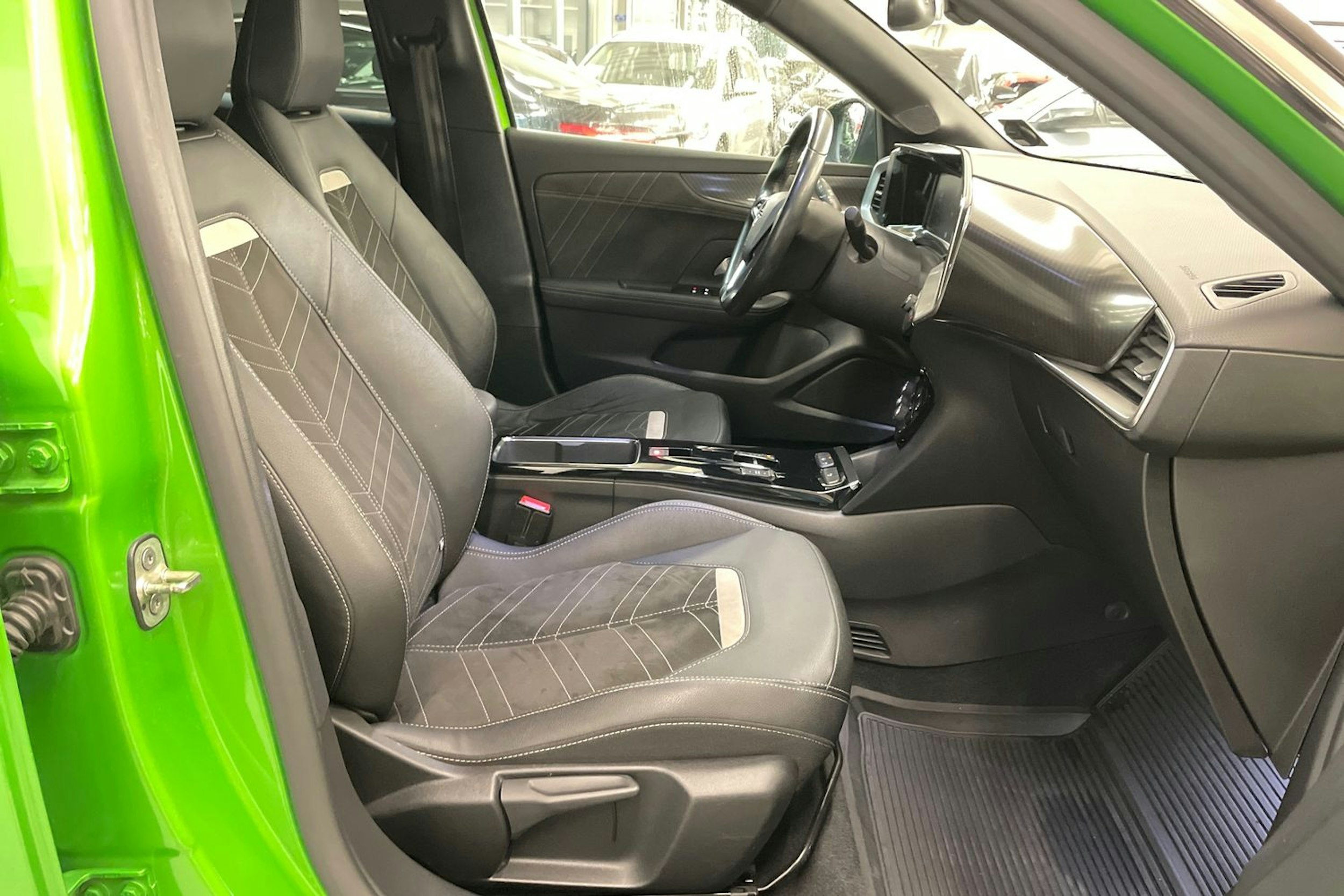 vihreä Opel Mokka-e 2022 kuva 17.