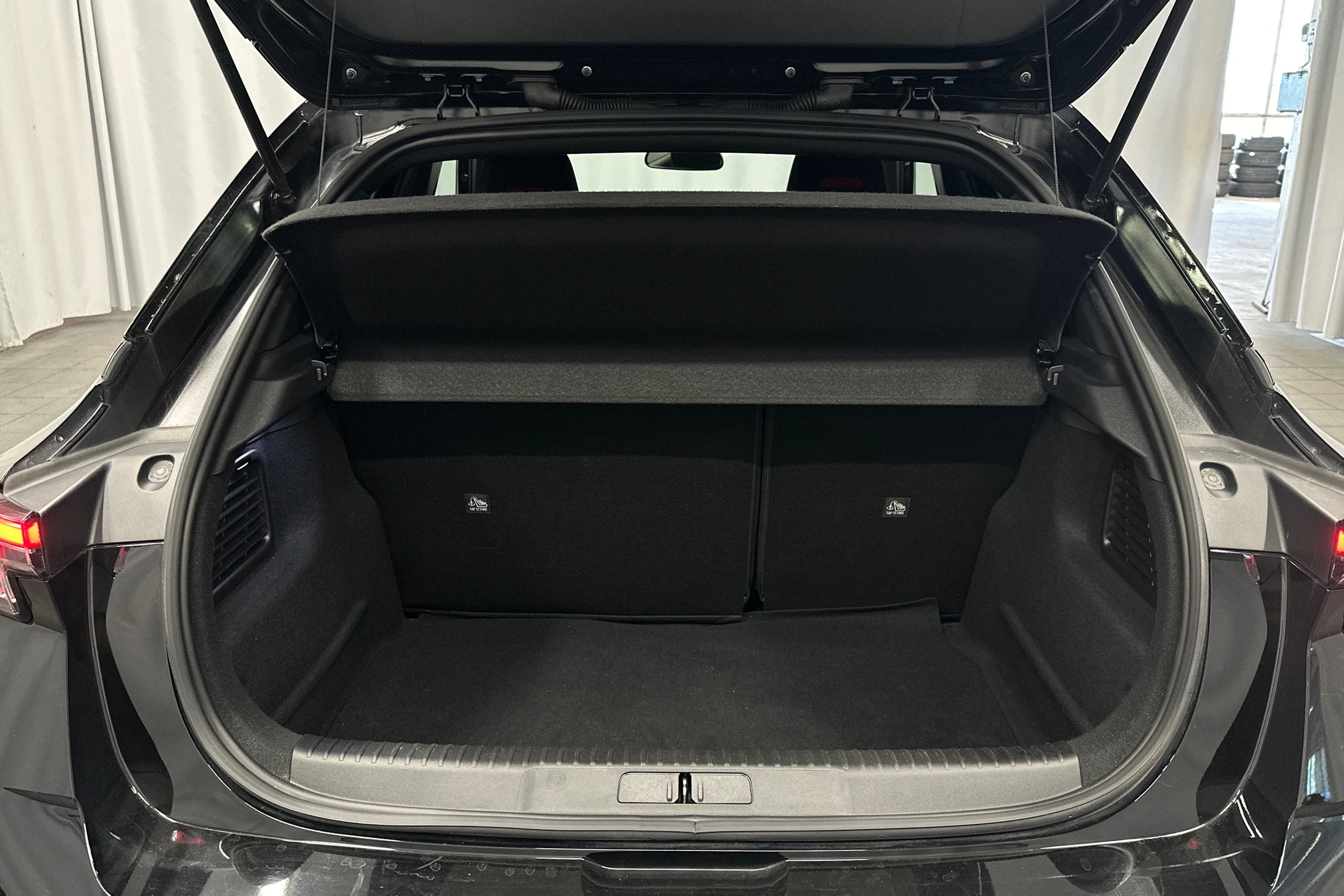 musta Opel Mokka-e 2023 kuva 15.