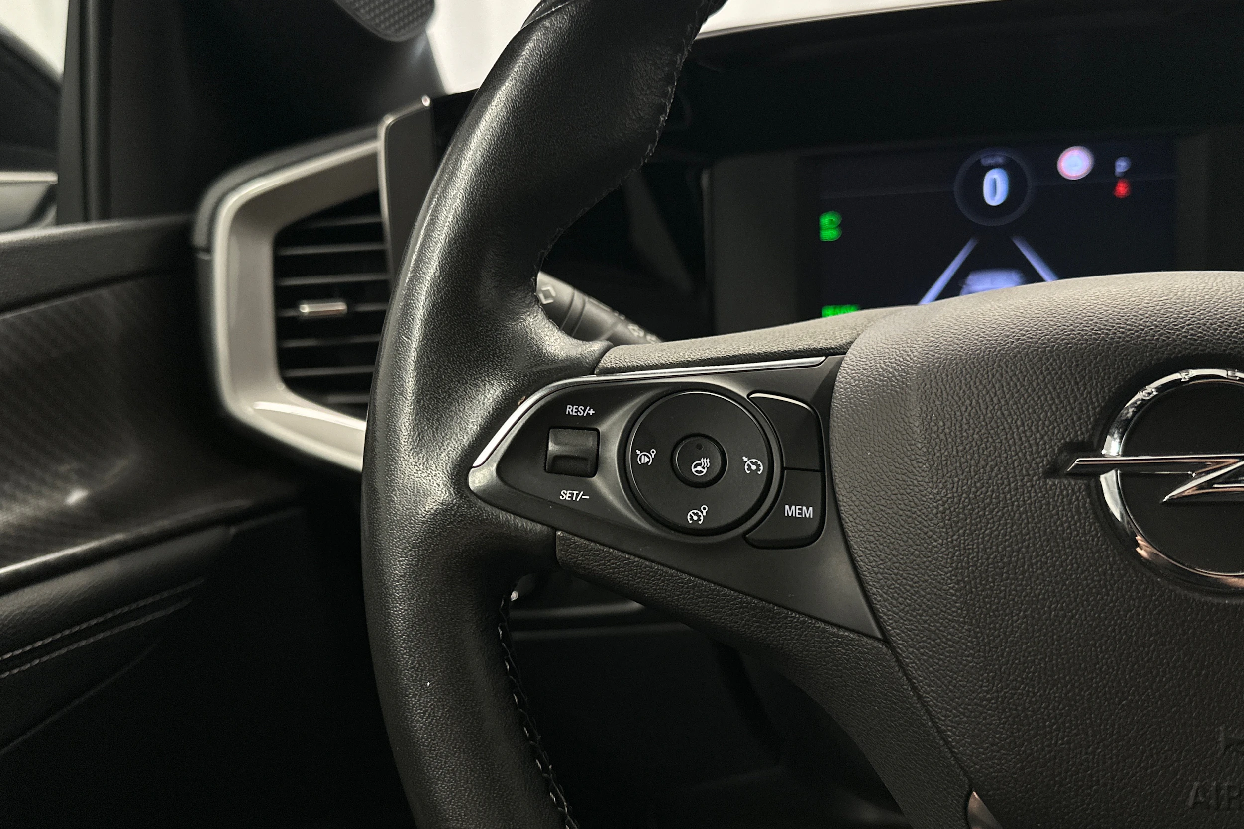 musta Opel Mokka-e 2023 kuva 18.
