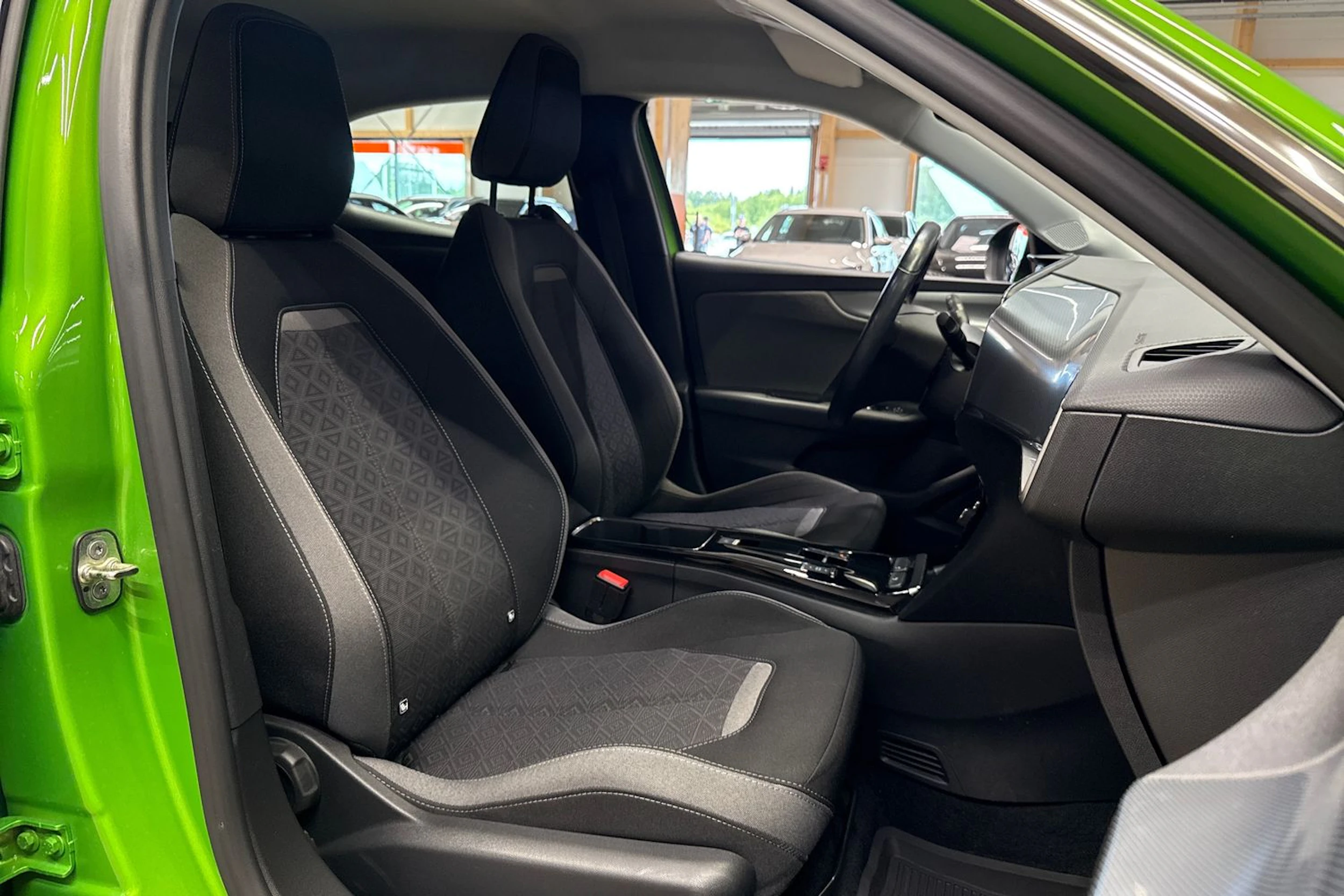 vihreä Opel Mokka-e 2023 kuva 11.