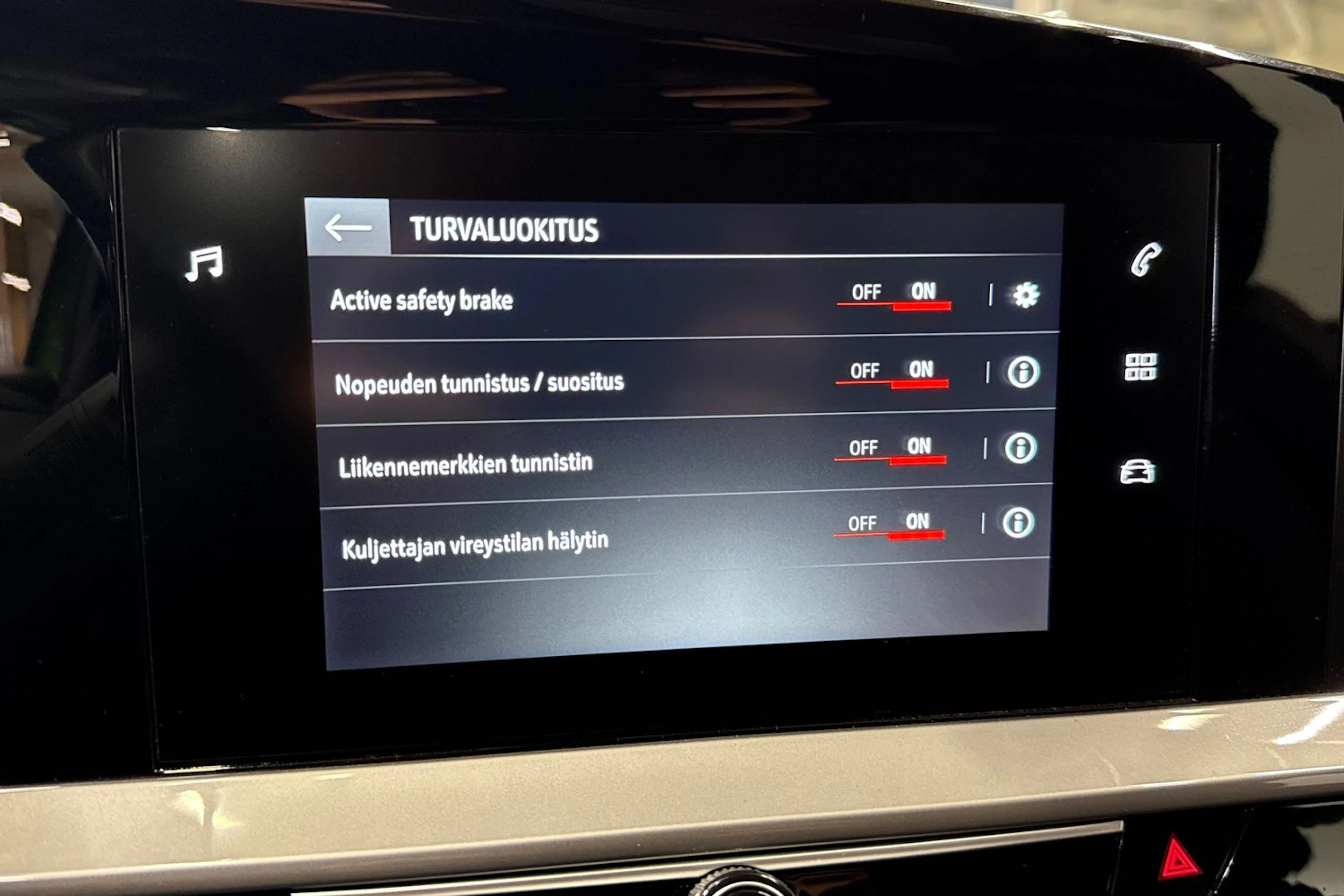 vihreä Opel Mokka-e 2023 kuva 17.
