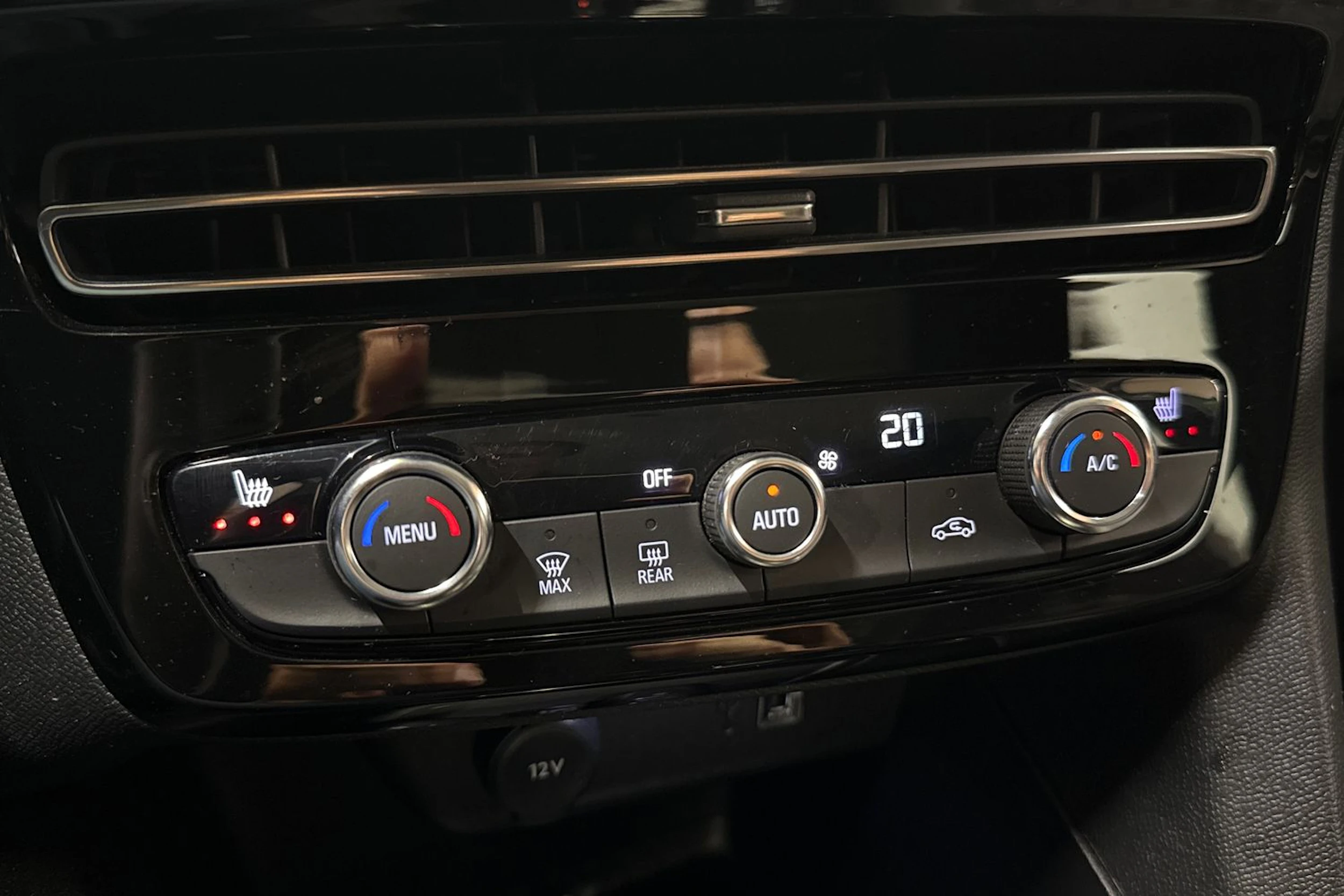 vihreä Opel Mokka-e 2023 kuva 20.