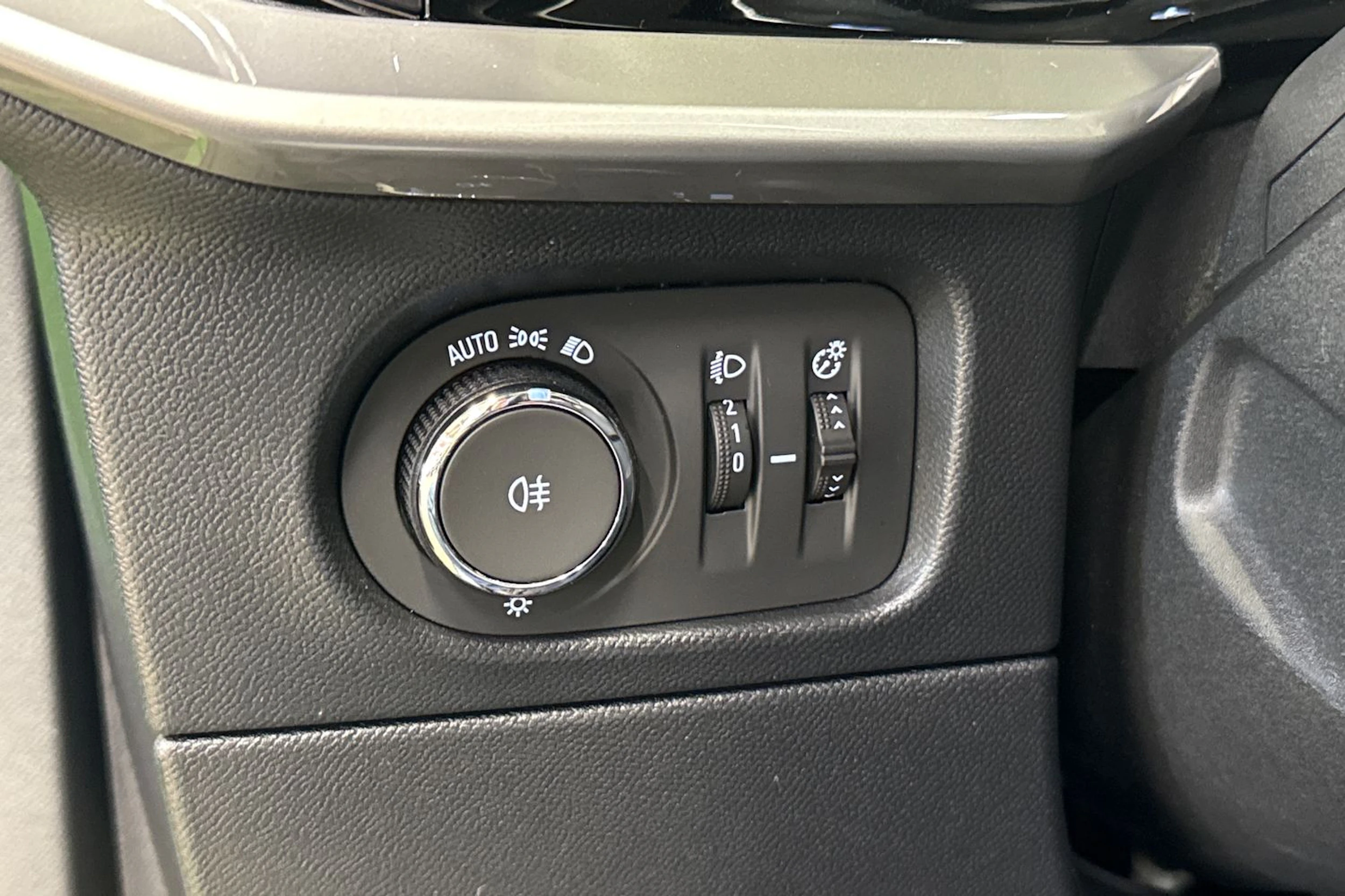 vihreä Opel Mokka-e 2023 kuva 27.