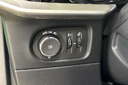 vihreä Opel Mokka-e 2023 kuva 27.