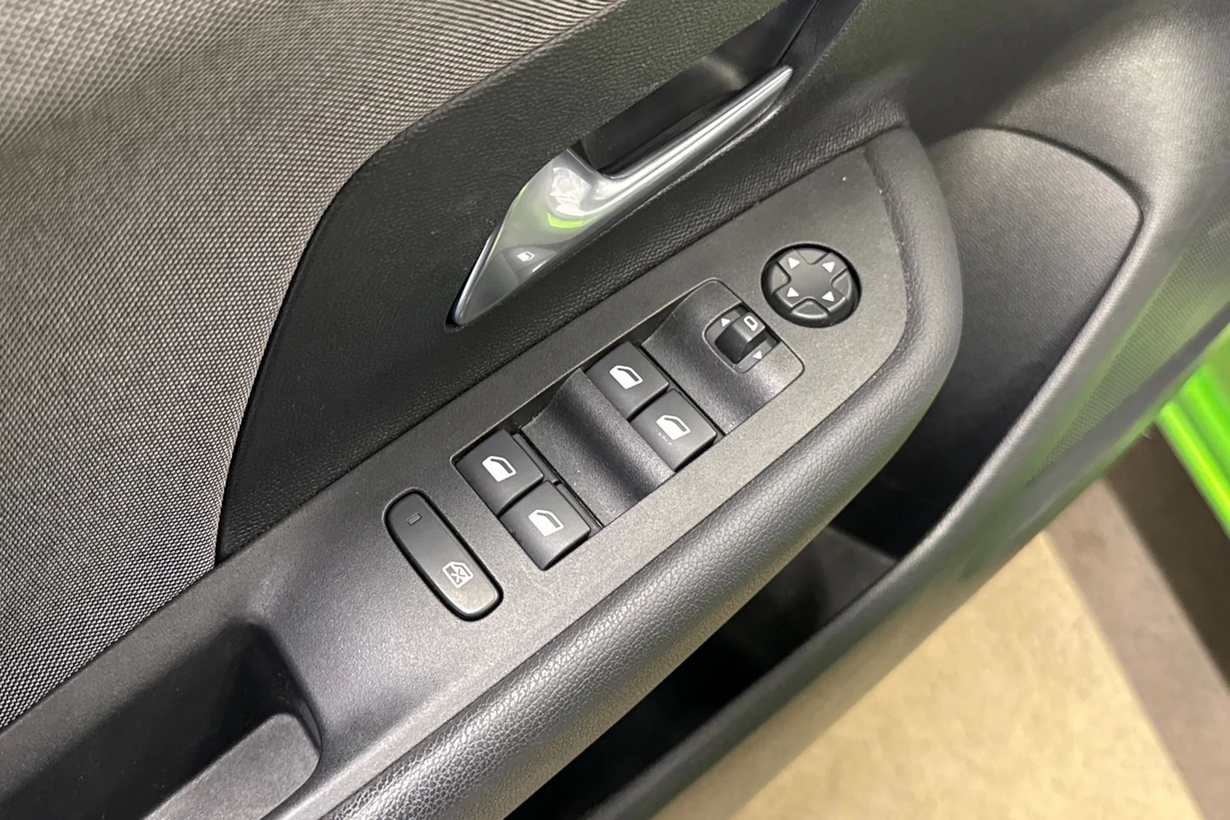 vihreä Opel Mokka-e 2023 kuva 28.