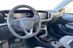valkoinen Opel Mokka-e 2023 kuva 3.