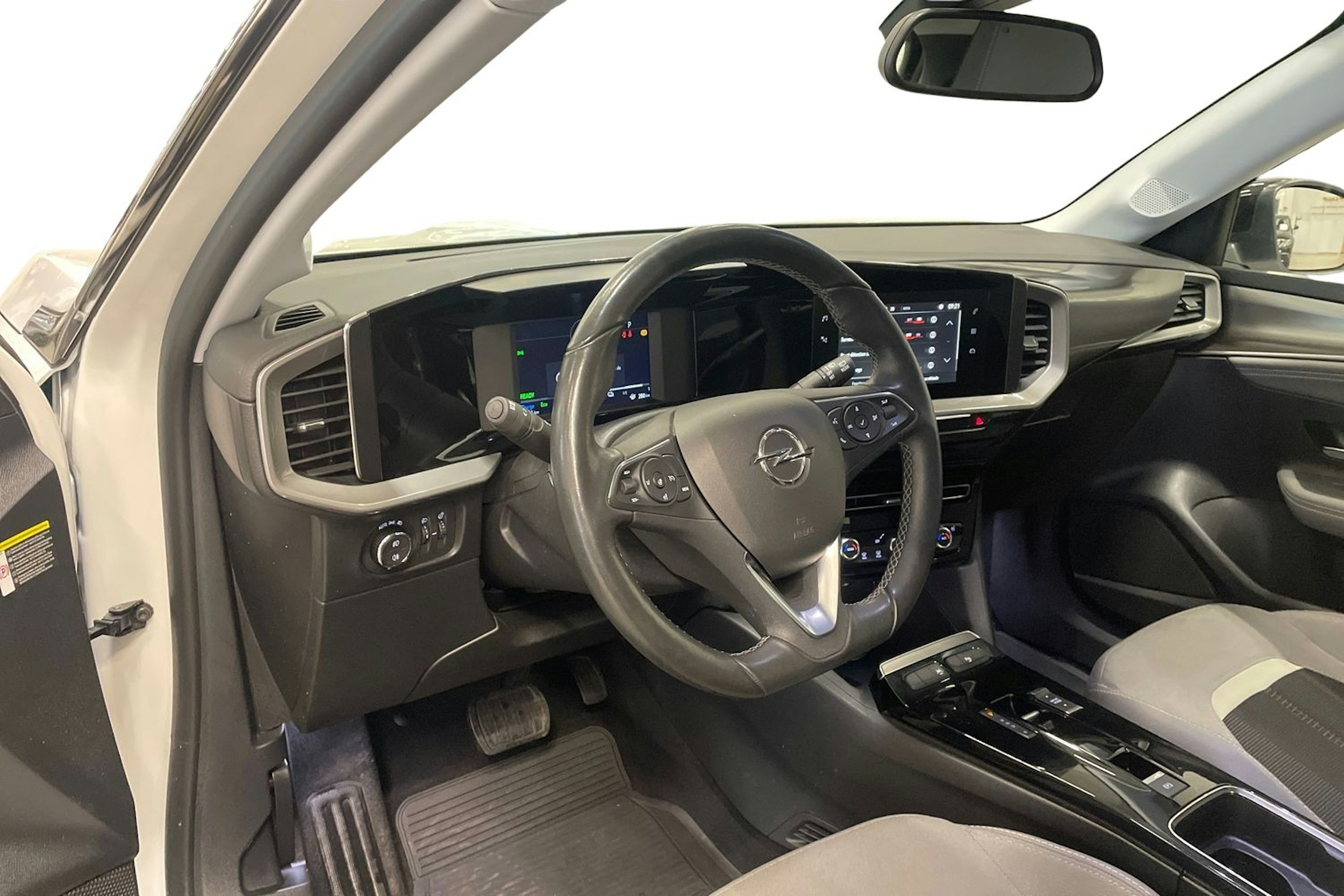 valkoinen Opel Mokka-e 2023 kuva 7.