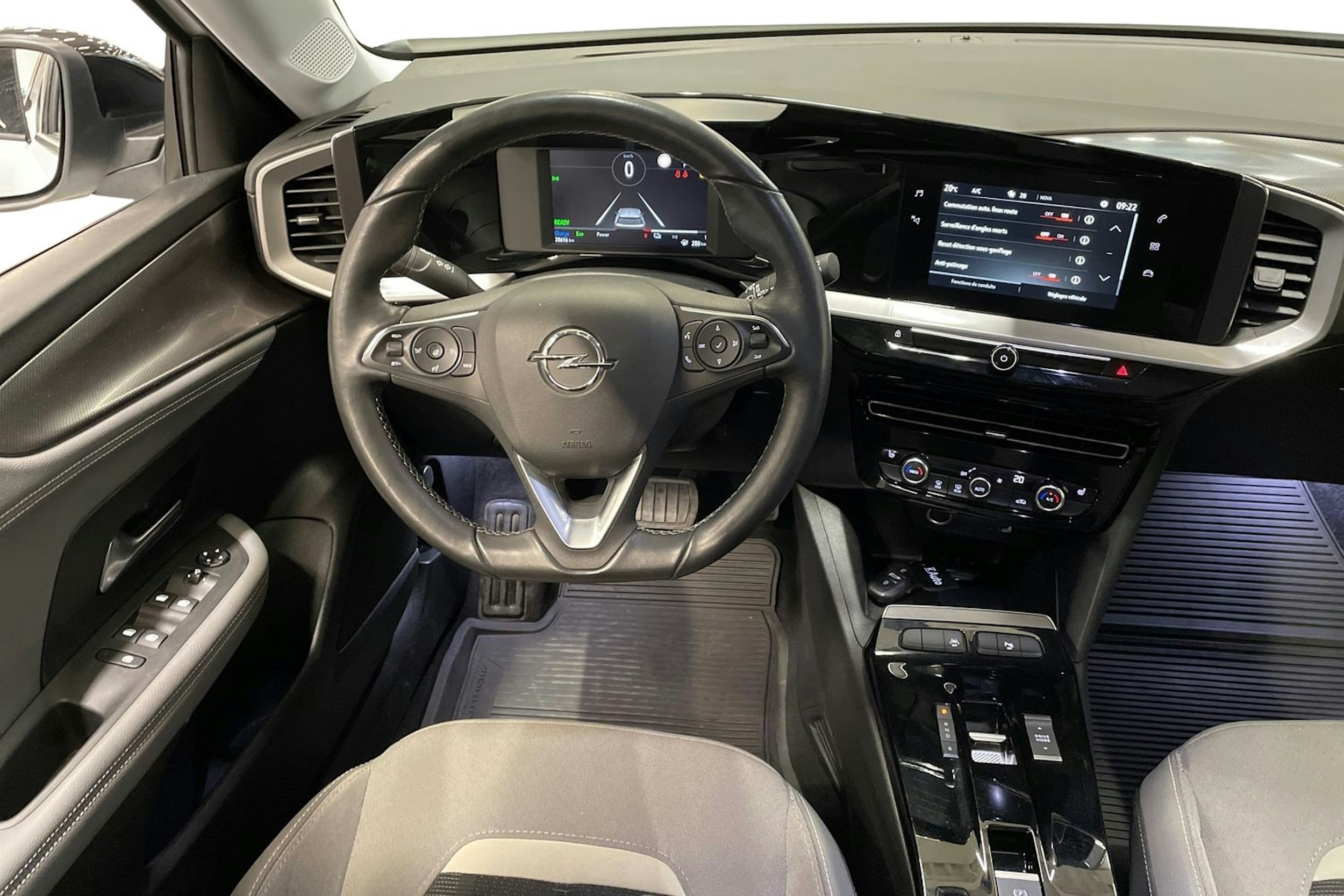 valkoinen Opel Mokka-e 2023 kuva 9.