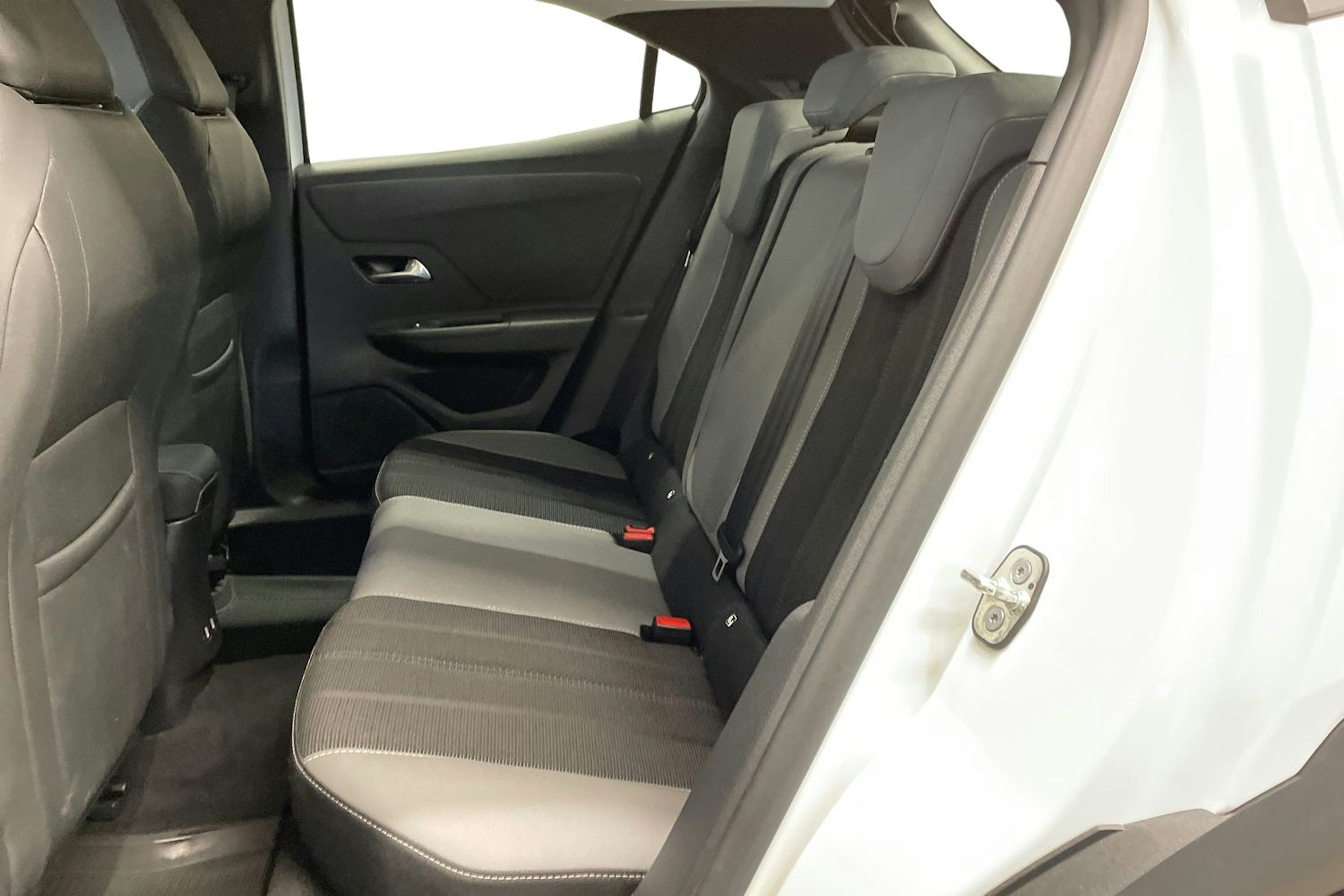 valkoinen Opel Mokka-e 2023 kuva 10.