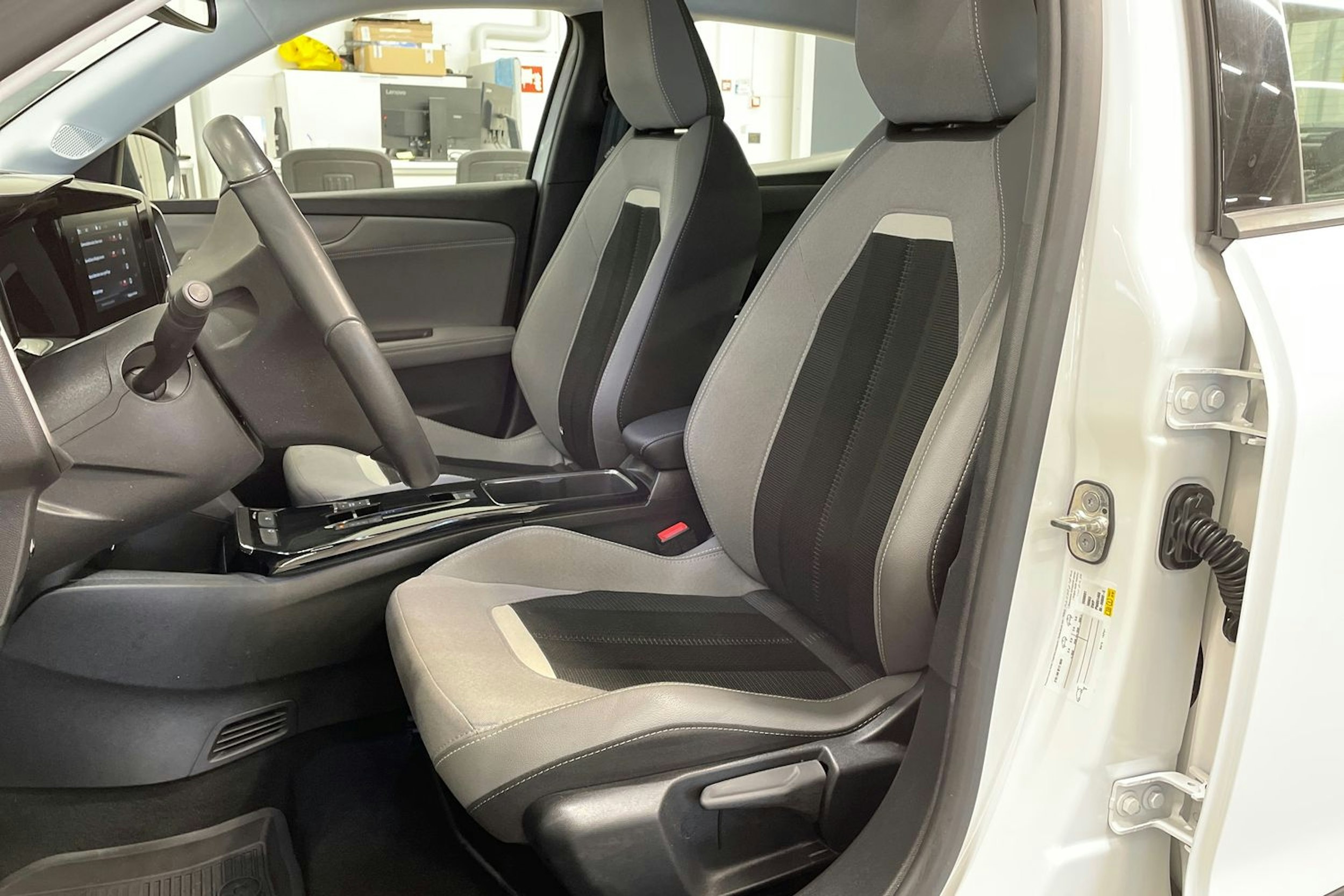 valkoinen Opel Mokka-e 2023 kuva 14.