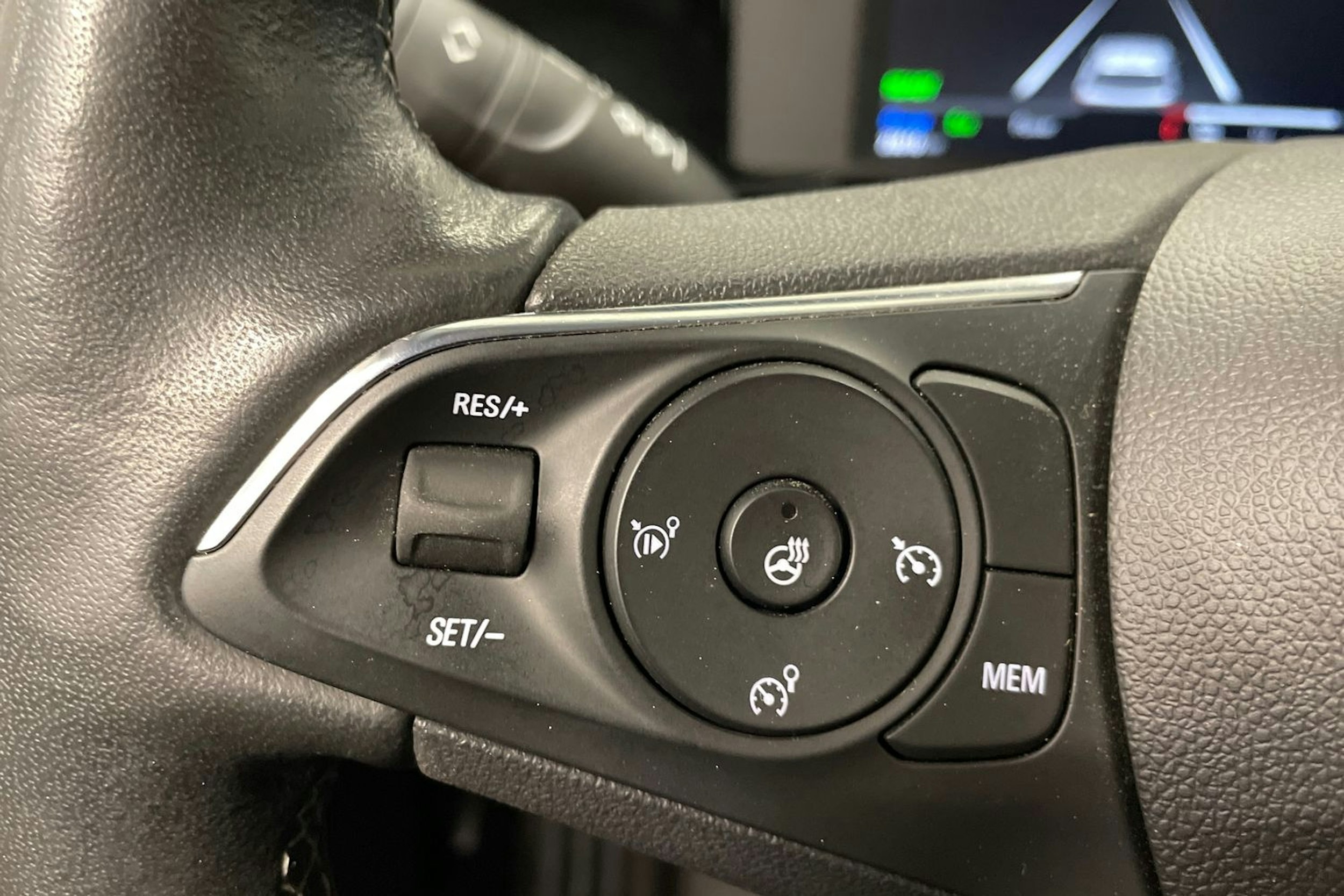 valkoinen Opel Mokka-e 2023 kuva 17.