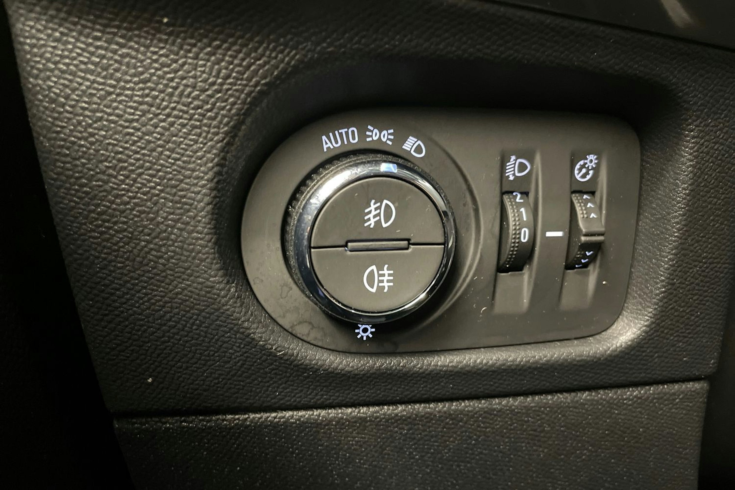 valkoinen Opel Mokka-e 2023 kuva 19.