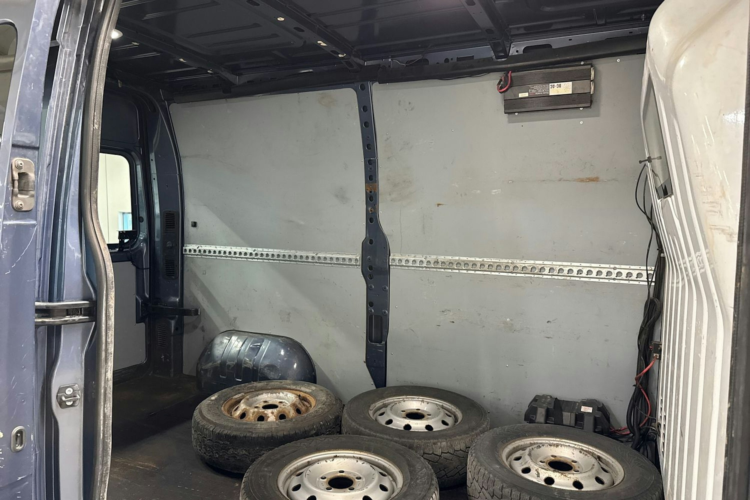 sininen Opel Movano 2011 kuva 13.