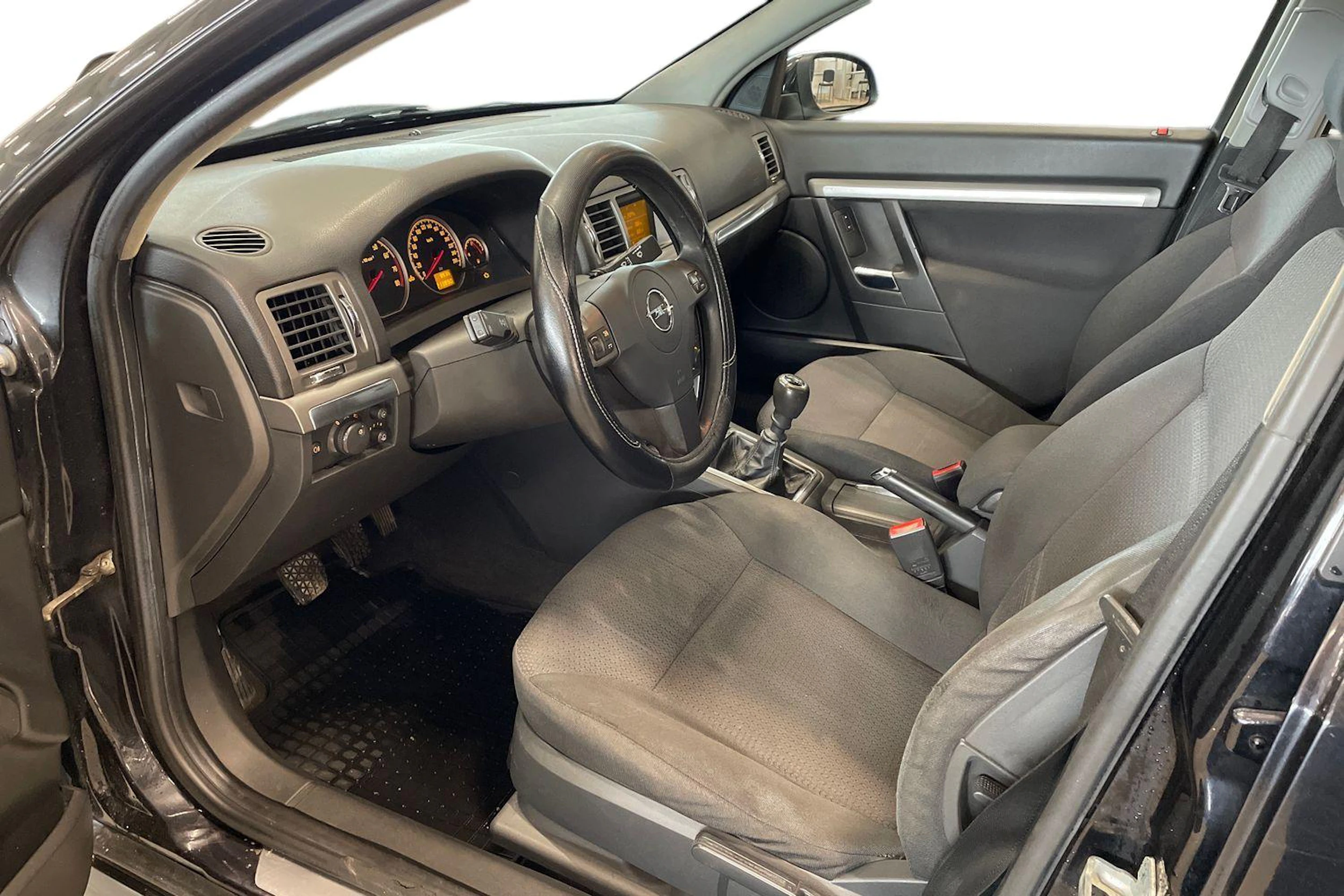 musta Opel Vectra 2006 kuva 7.