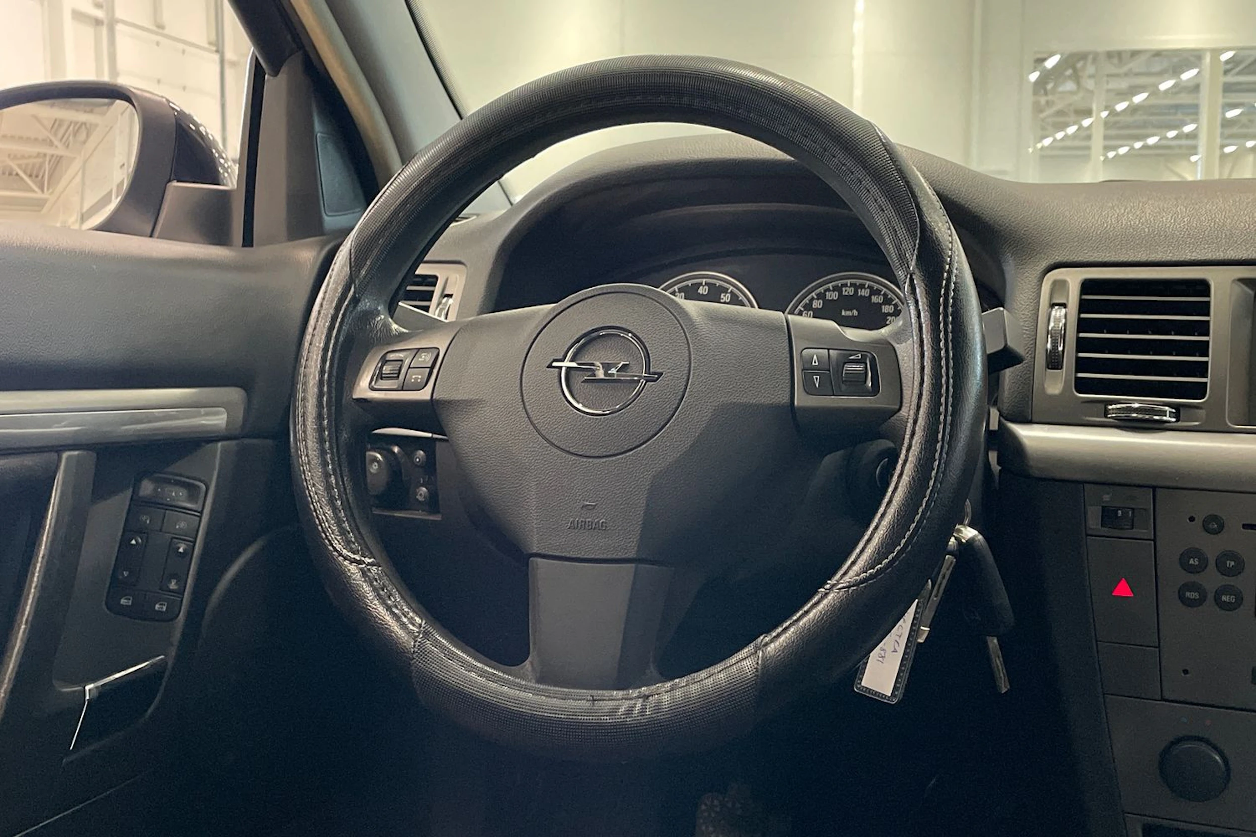 musta Opel Vectra 2006 kuva 12.