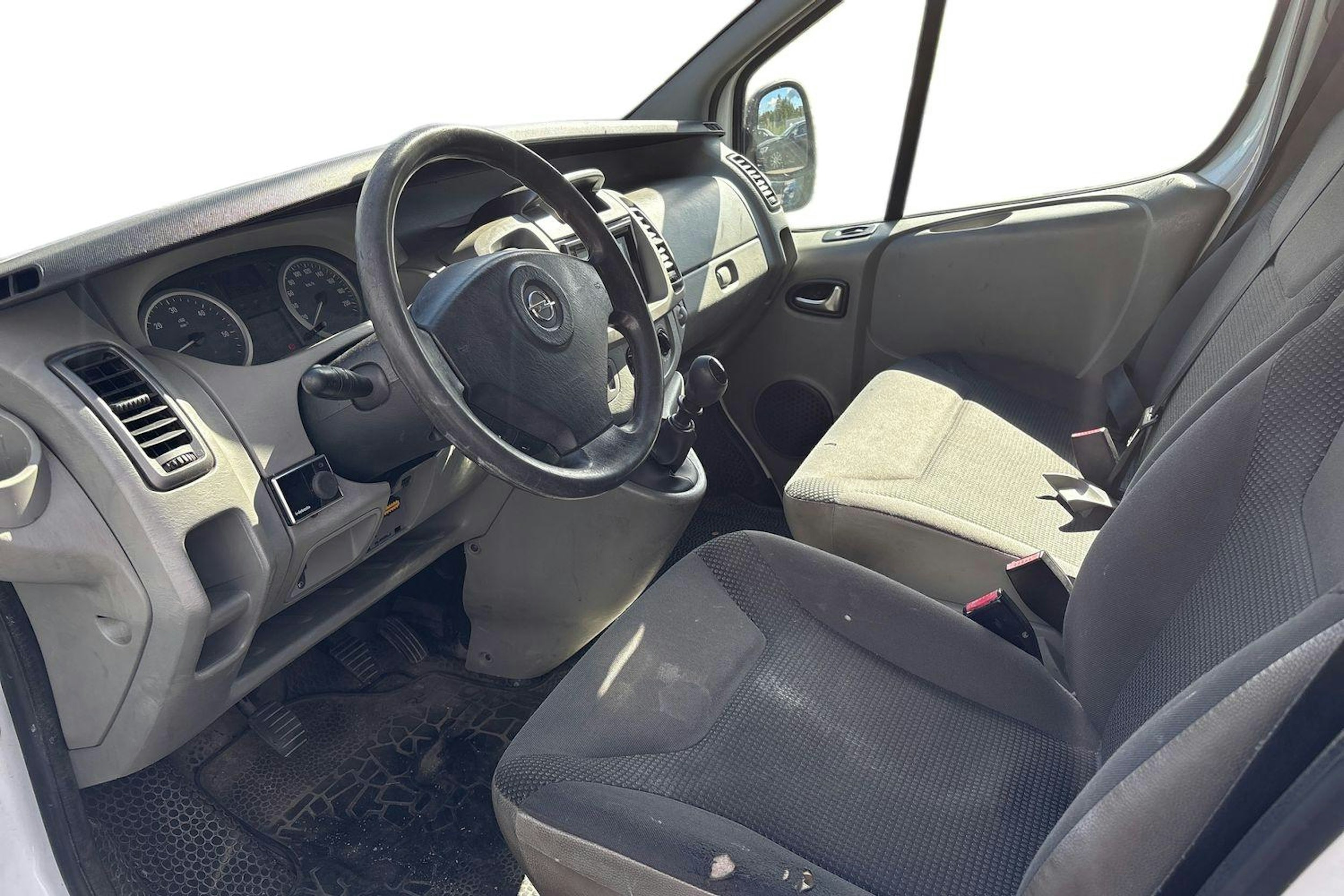 valkoinen Opel Vivaro 2008 kuva 3.