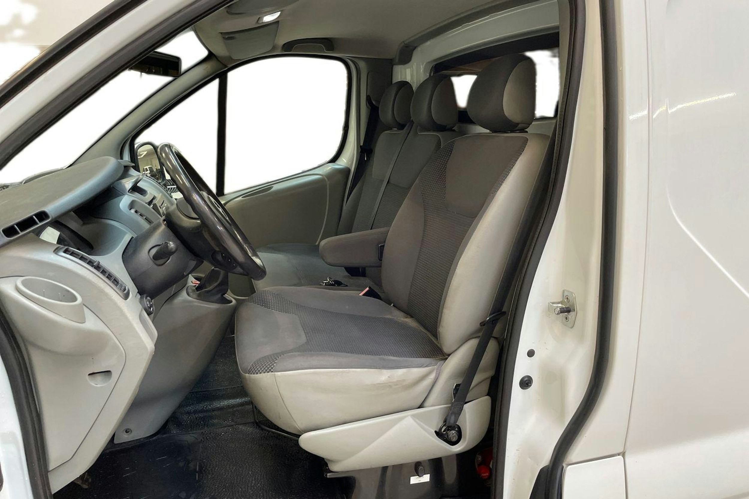 valkoinen Opel Vivaro 2010 kuva 6.