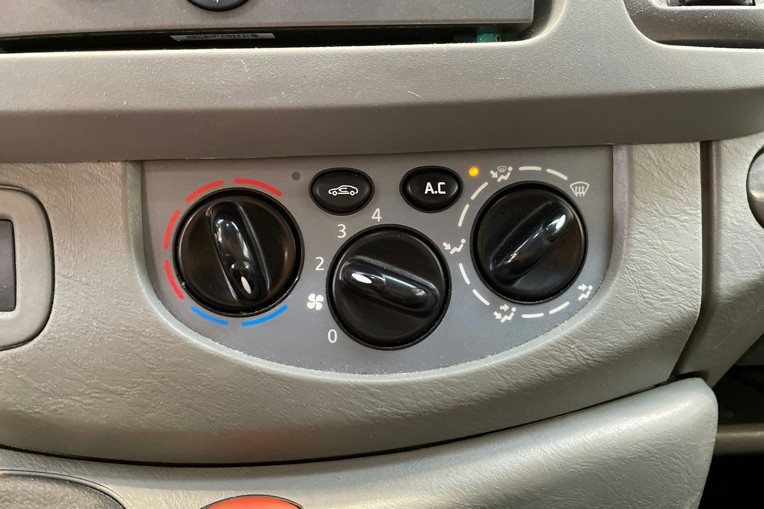 valkoinen Opel Vivaro 2010 kuva 18.