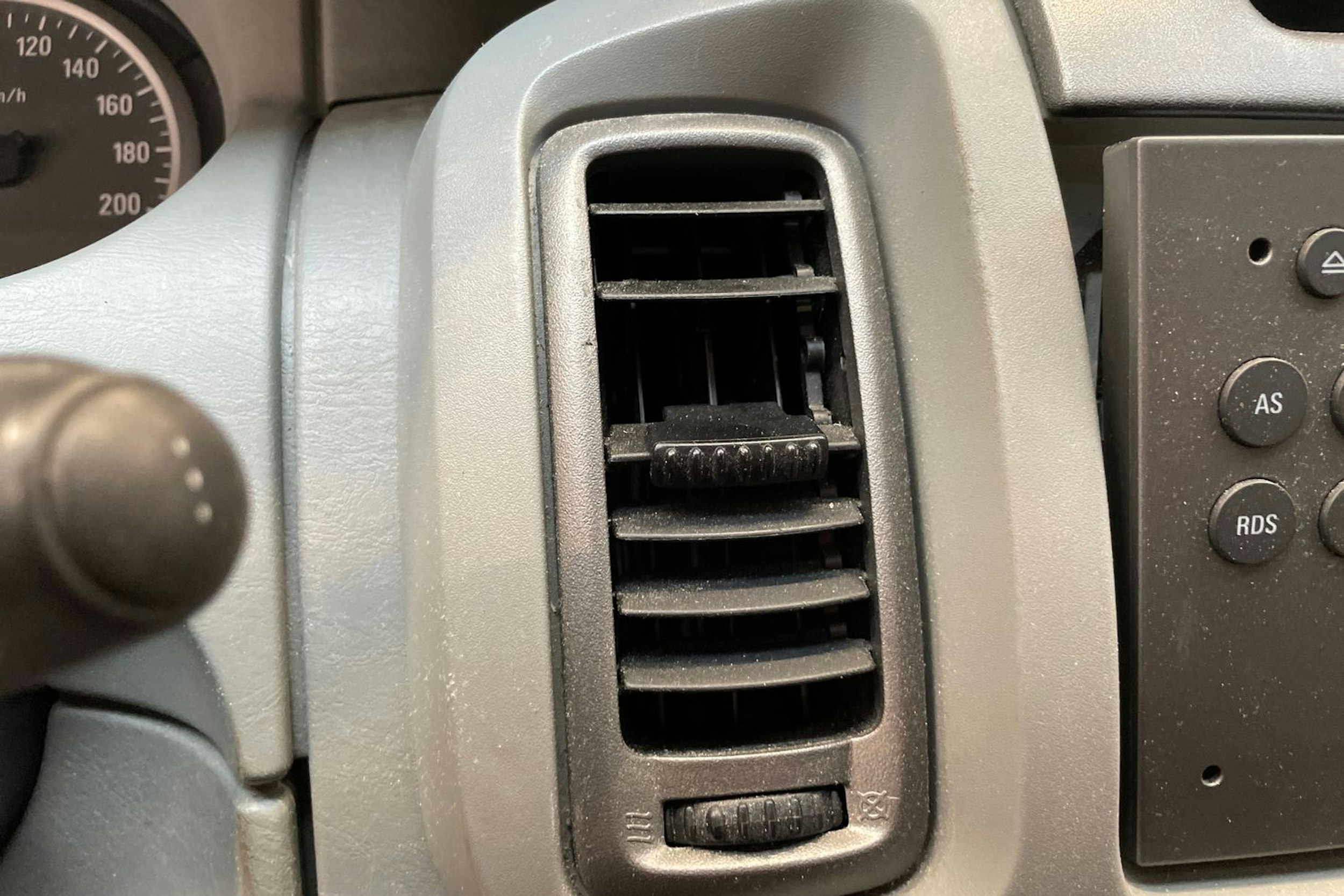 valkoinen Opel Vivaro 2010 kuva 31.