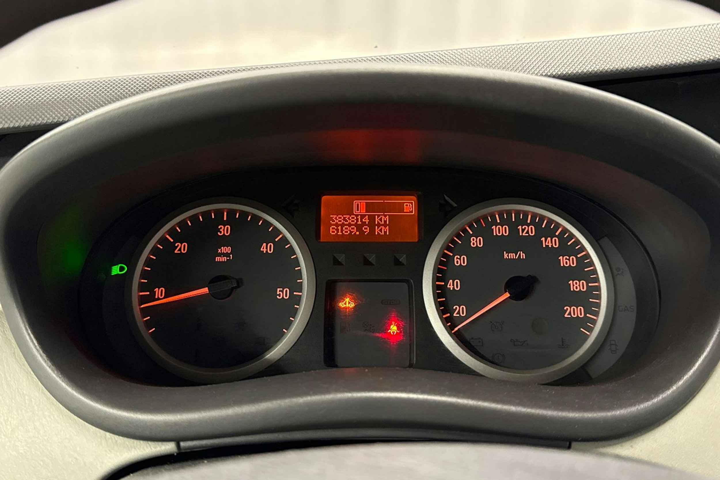 valkoinen Opel Vivaro 2012 kuva 16.