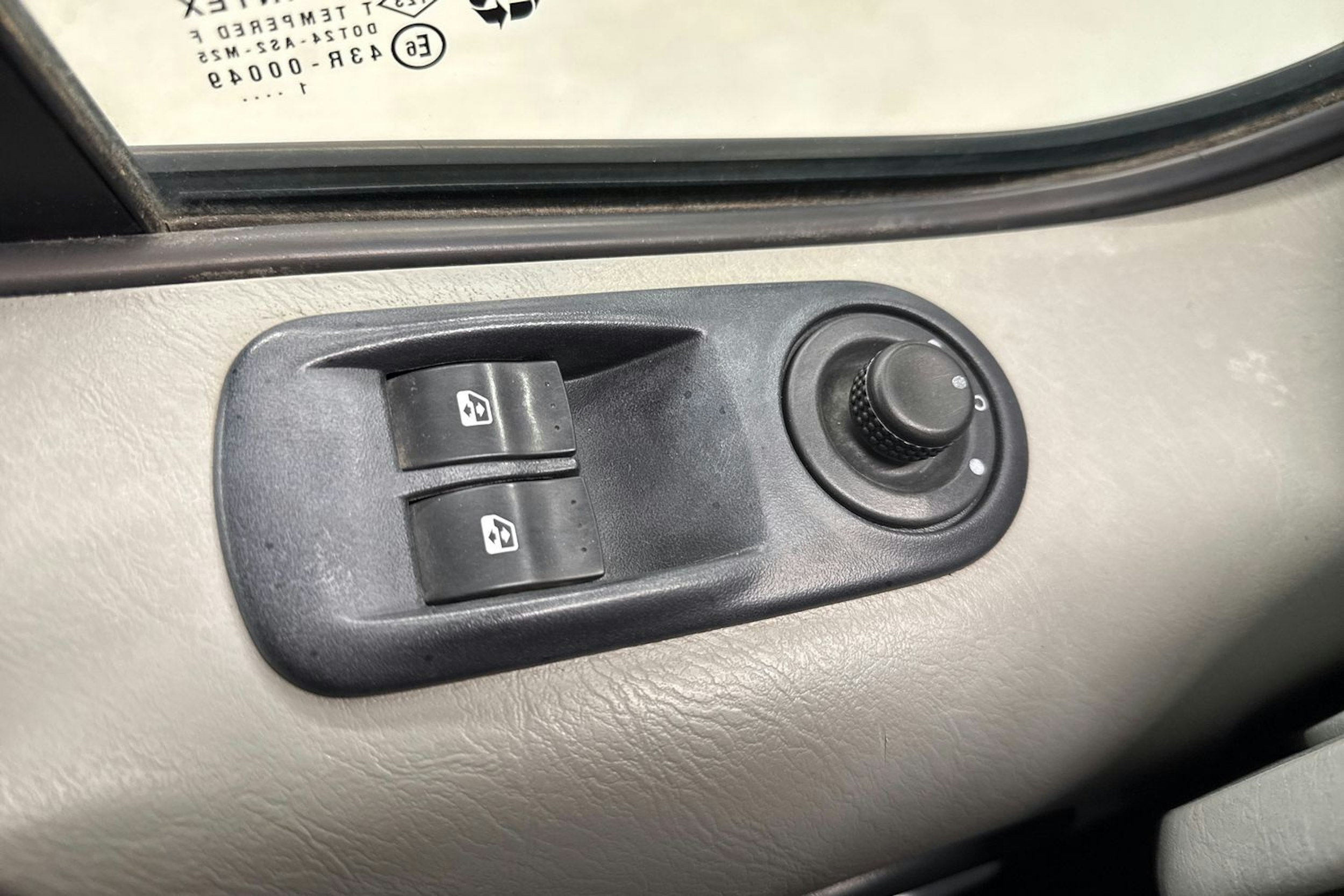 valkoinen Opel Vivaro 2012 kuva 18.