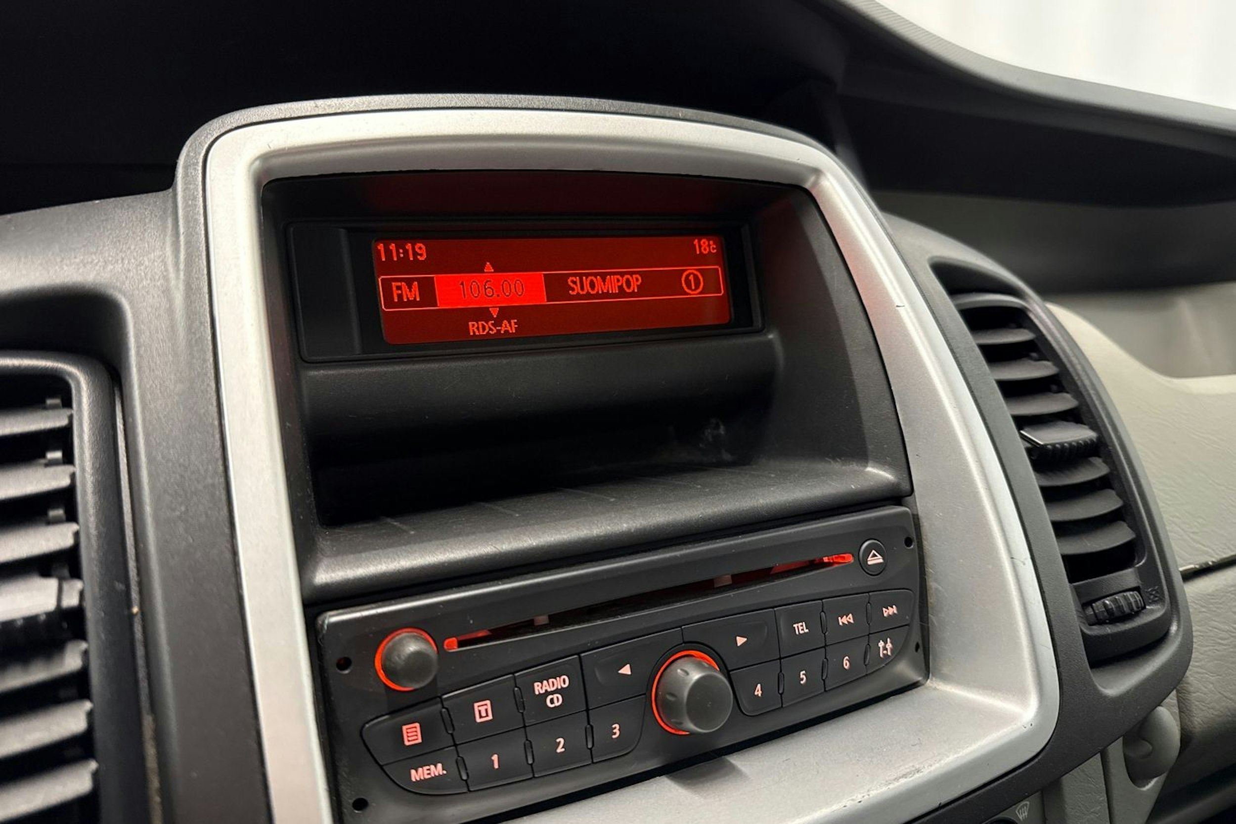 valkoinen Opel Vivaro 2012 kuva 19.