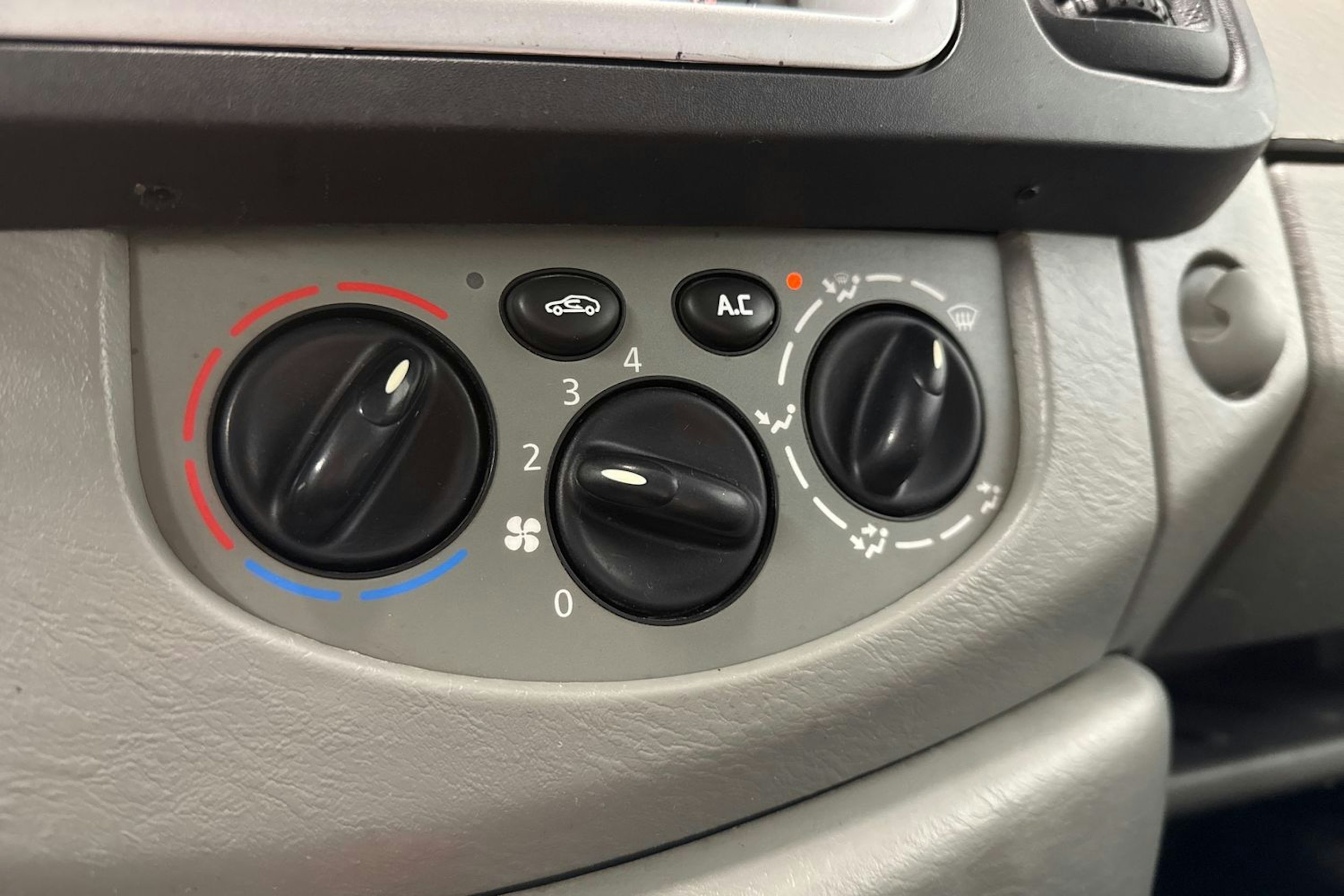 valkoinen Opel Vivaro 2012 kuva 21.