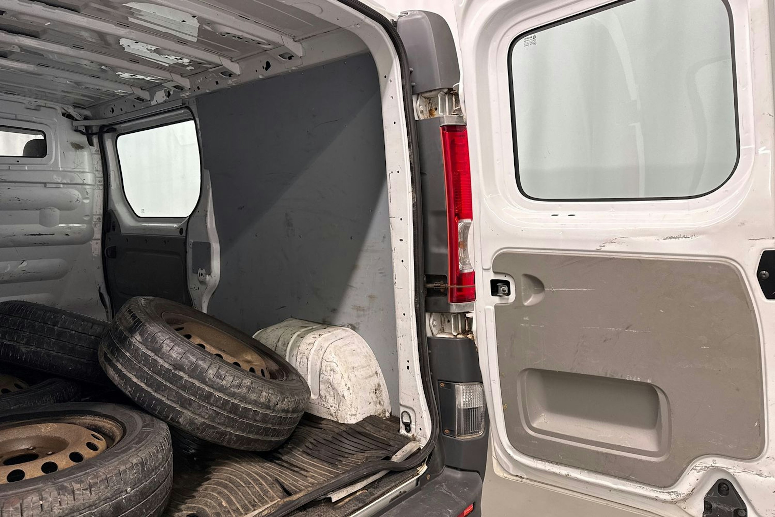 valkoinen Opel Vivaro 2012 kuva 22.