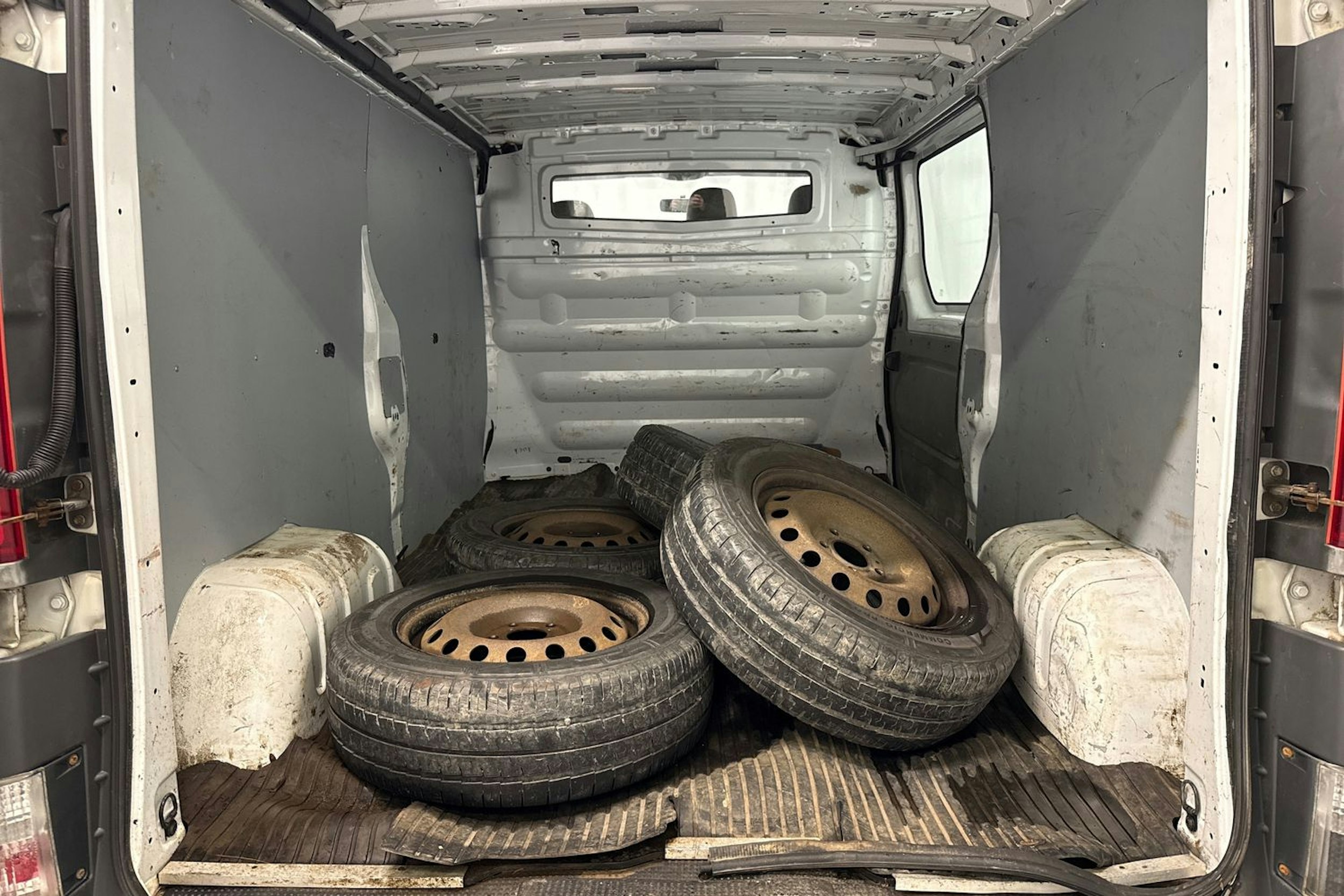 valkoinen Opel Vivaro 2012 kuva 23.