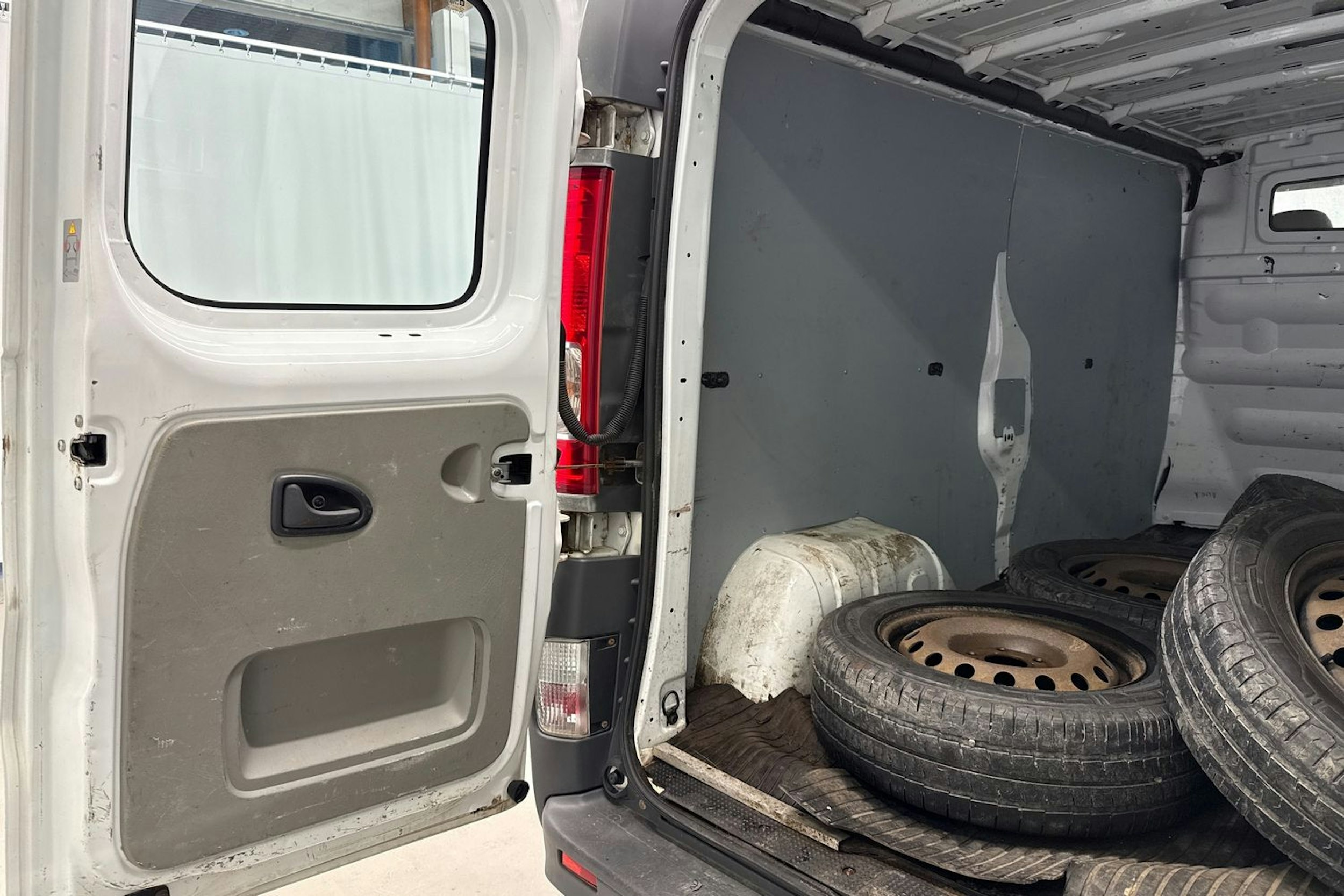 valkoinen Opel Vivaro 2012 kuva 24.