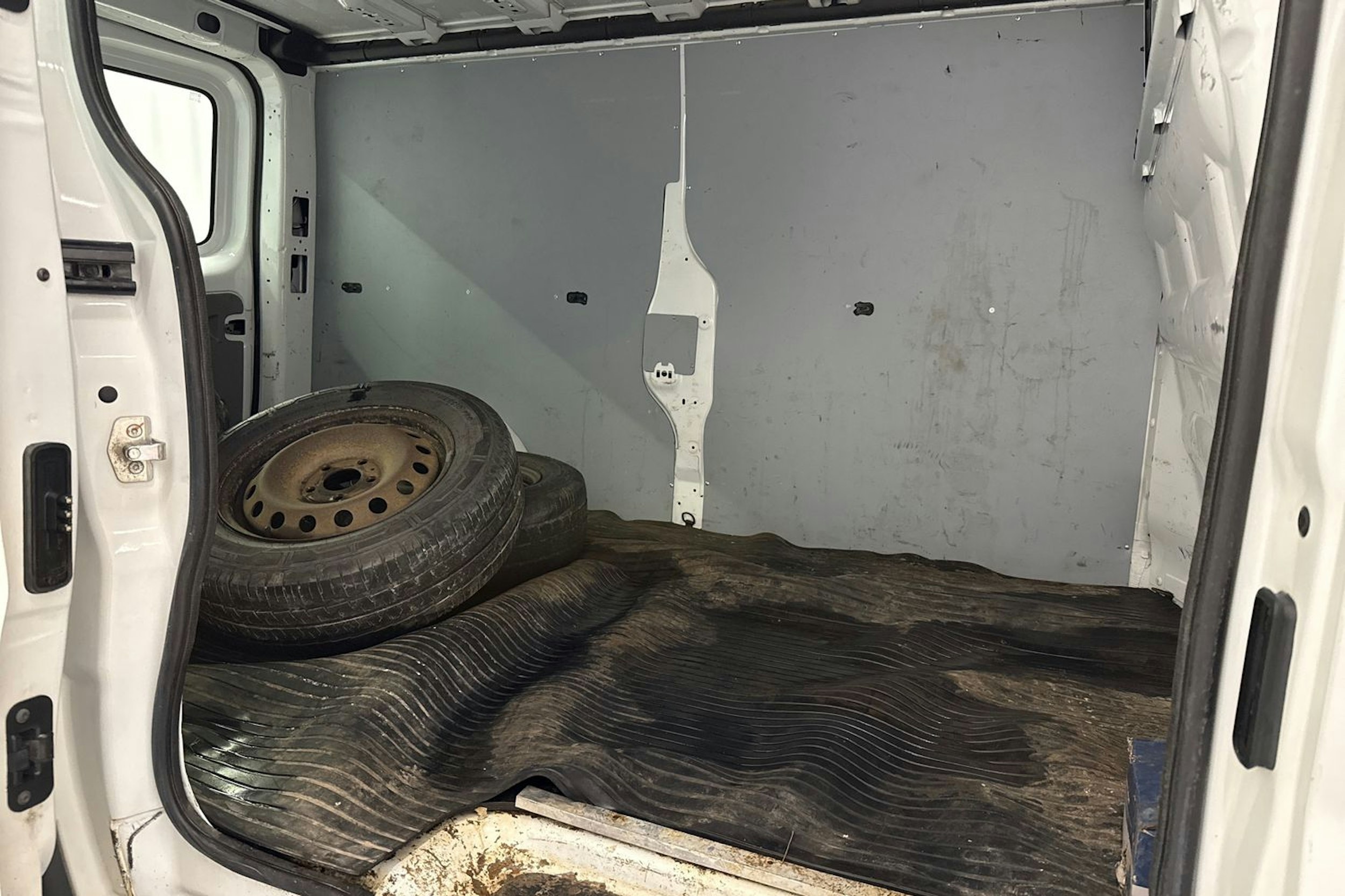 valkoinen Opel Vivaro 2012 kuva 25.