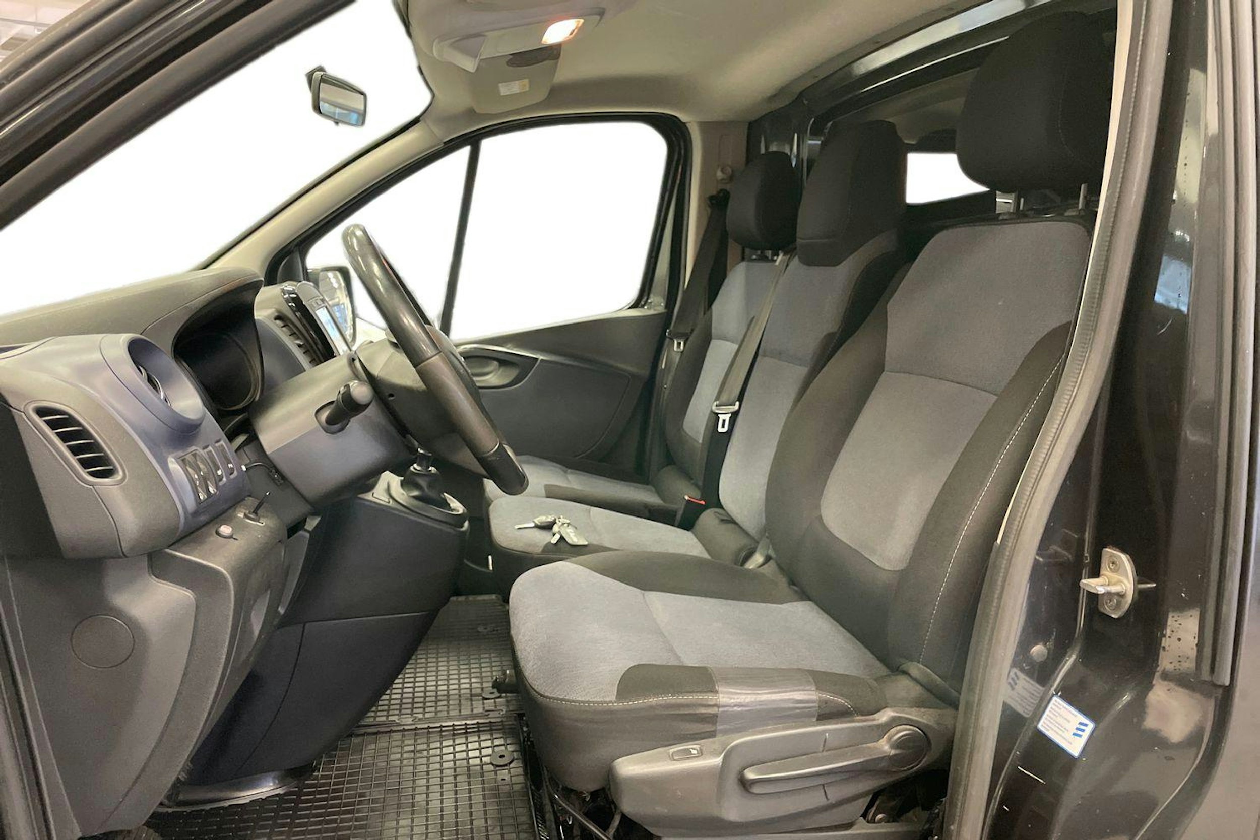 musta Opel Vivaro 2015 kuva 10.