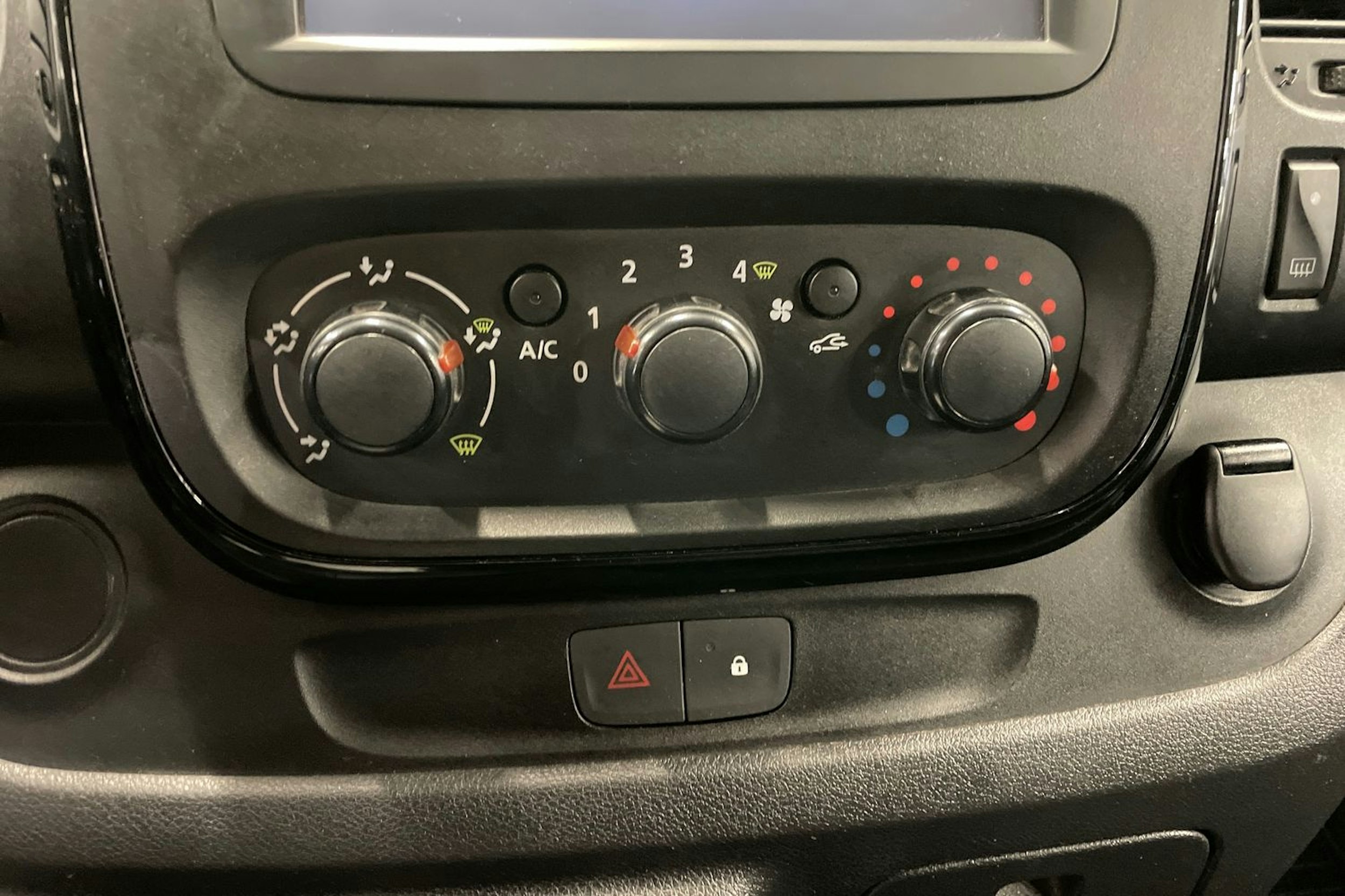 musta Opel Vivaro 2015 kuva 14.